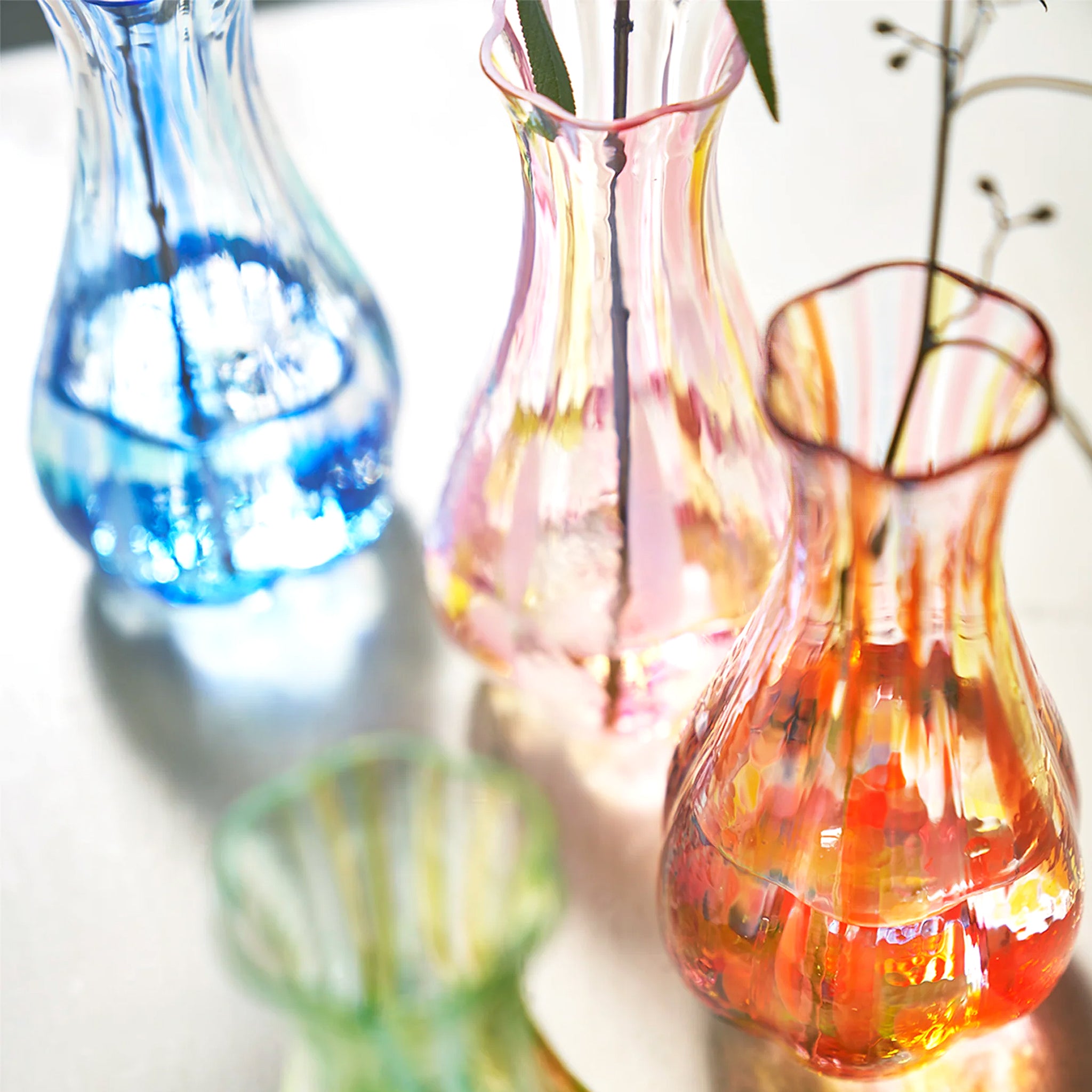 津軽びいどろ 花ひかり サンセットオレンジ 一輪挿し 一輪だけ花材を挿しているイメージ画像