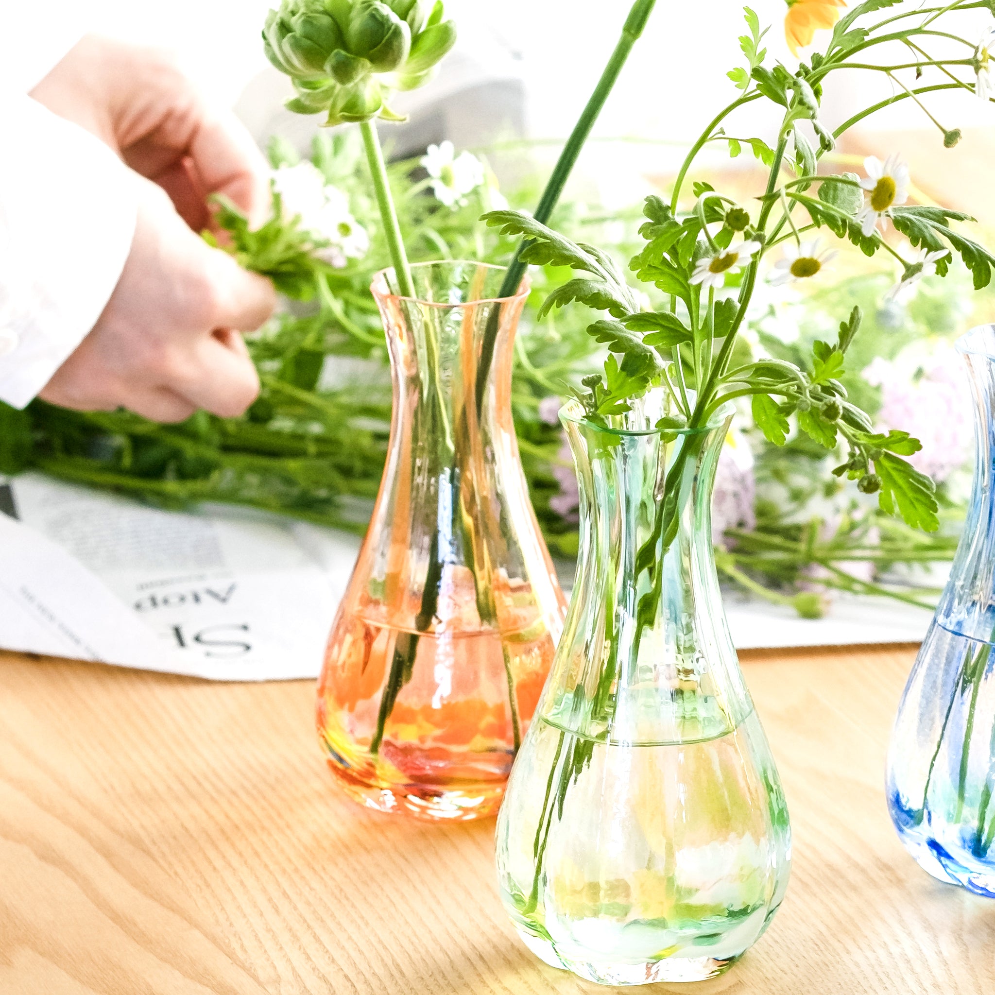 津軽びいどろ 花ひかり サンセットオレンジ 一輪挿し 色違いの花びんと並んでいる画像