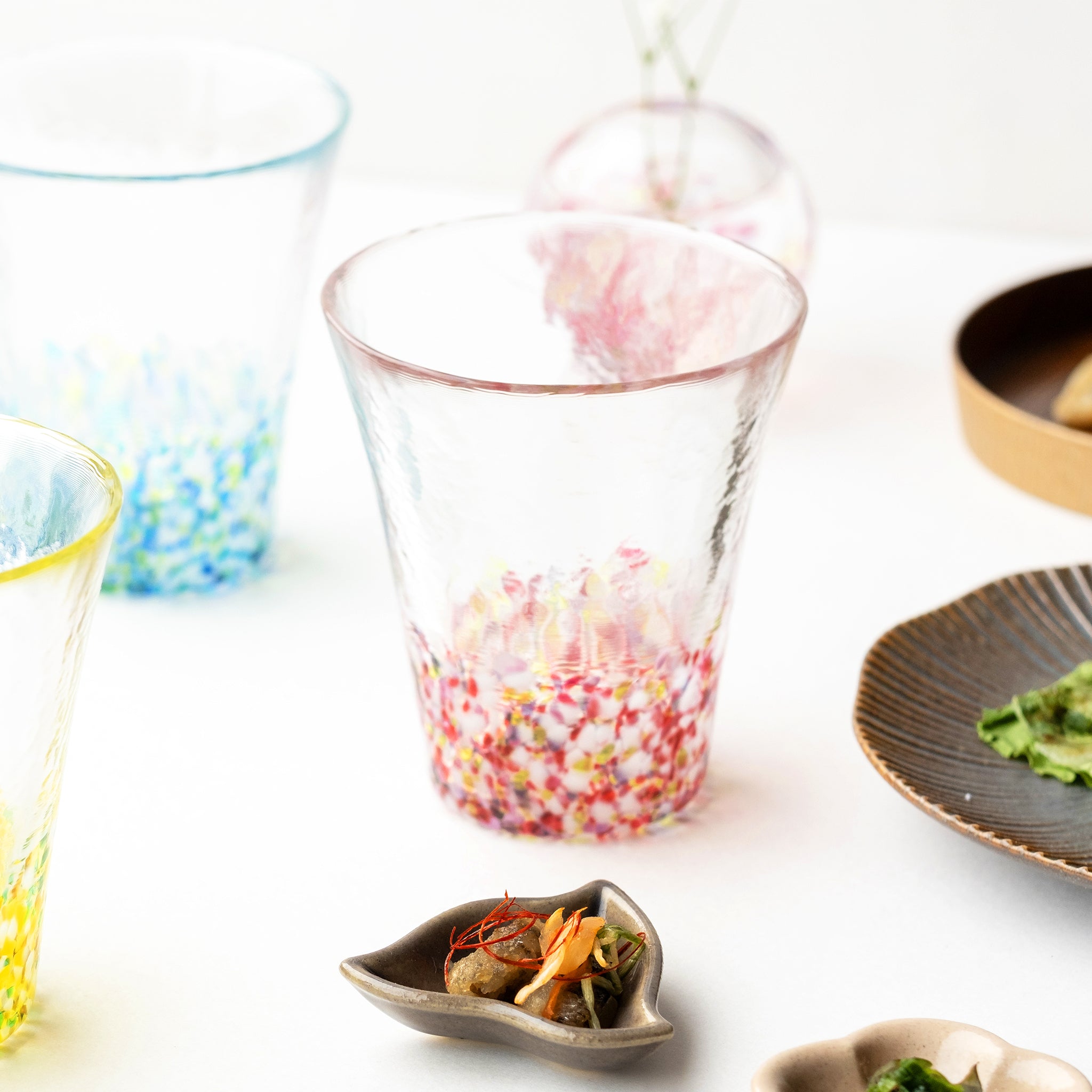 津軽びいどろ にほんの色ふうけい タンブラー舞う桜 食事と並んでいるグラスの画像