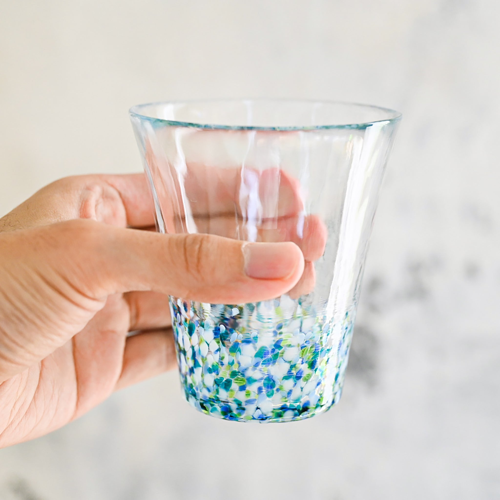 津軽びいどろ にほんの色ふうけい タンブラー紫陽花 グラスを手で持っている画像