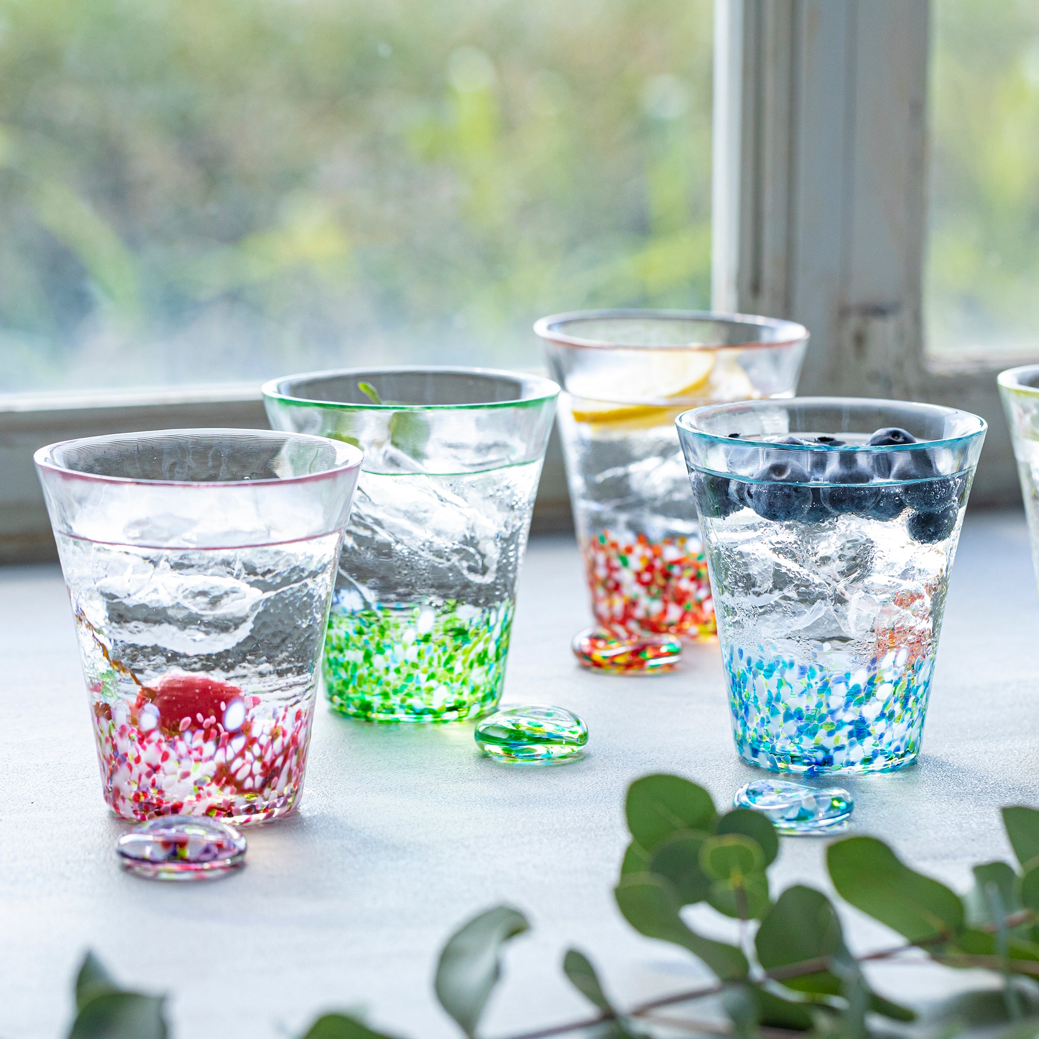 津軽びいどろ にほんの色ふうけい タンブラー紫陽花 水が入った色違いのグラスが並んでいる画像