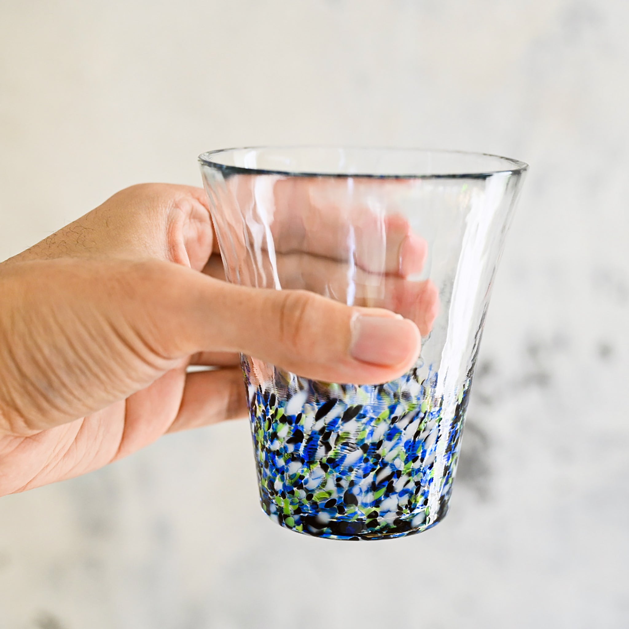 津軽びいどろ にほんの色ふうけい タンブラー宵の蛍 グラスを手で持っている画像