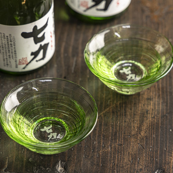 日本酒「七力」と津軽びいどろ「盃 七力」の画像