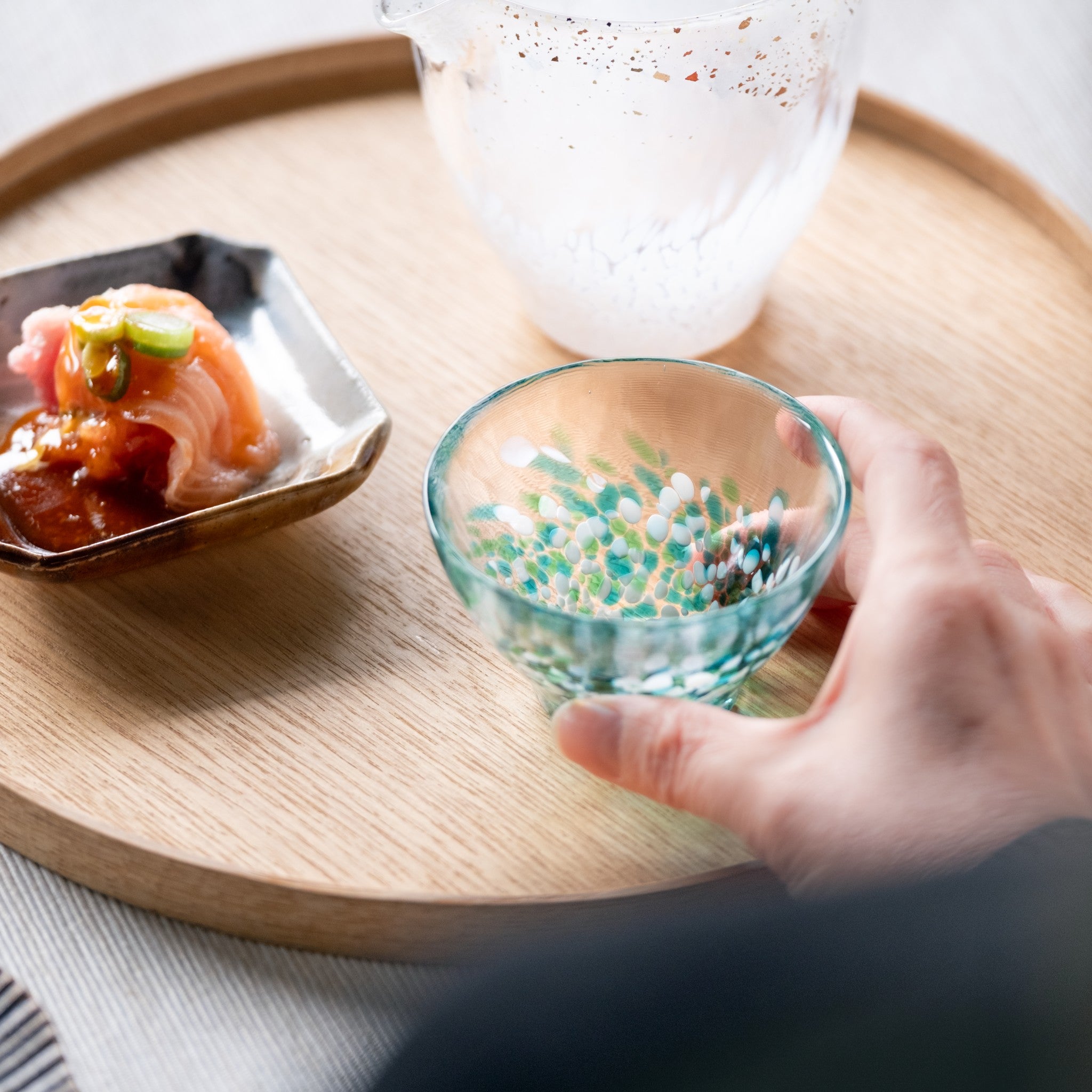 津軽びいどろ 盃コレクション 盃みずばしょう ガラスのおちょこのサイズ感