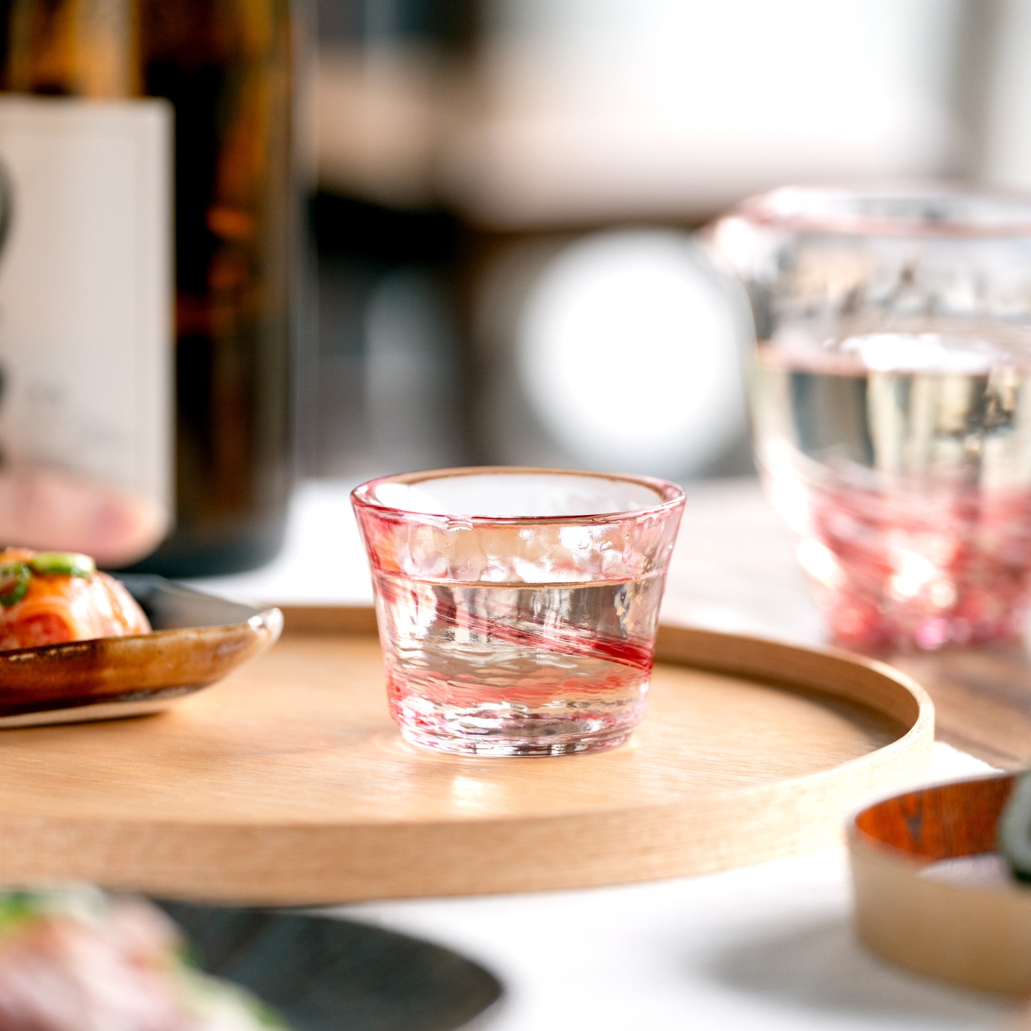 津軽びいどろ 盃コレクション 盃春風 日本酒が注がれたガラスおちょこ