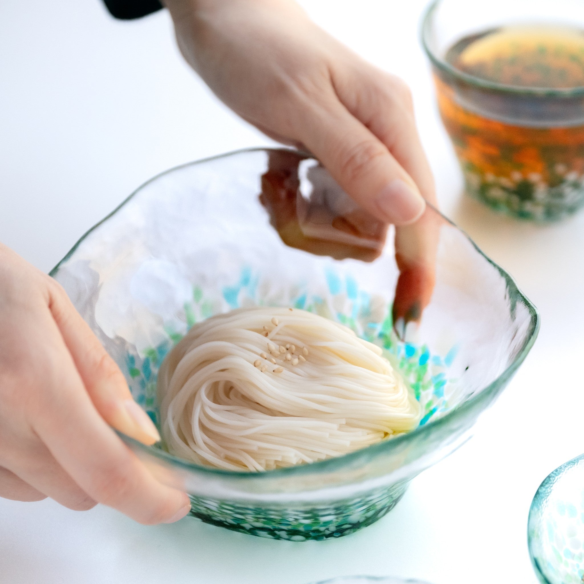 津軽びいどろ 津軽の花 多様鉢水芭蕉 そうめんが入ったガラスのうつわ