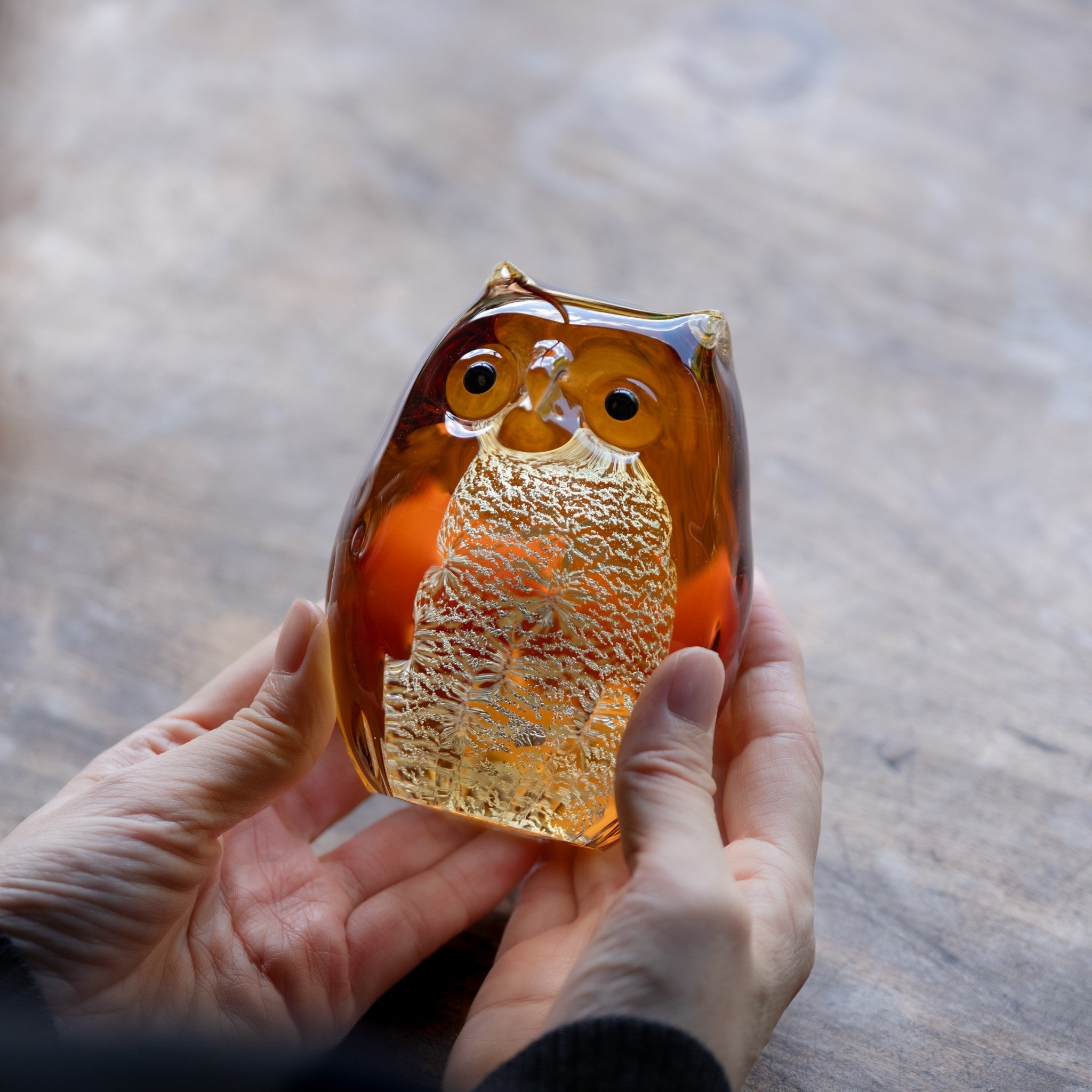 津軽びいどろ ふくろう 親ふくろうアンバー金 ガラスの置物 サイズ感