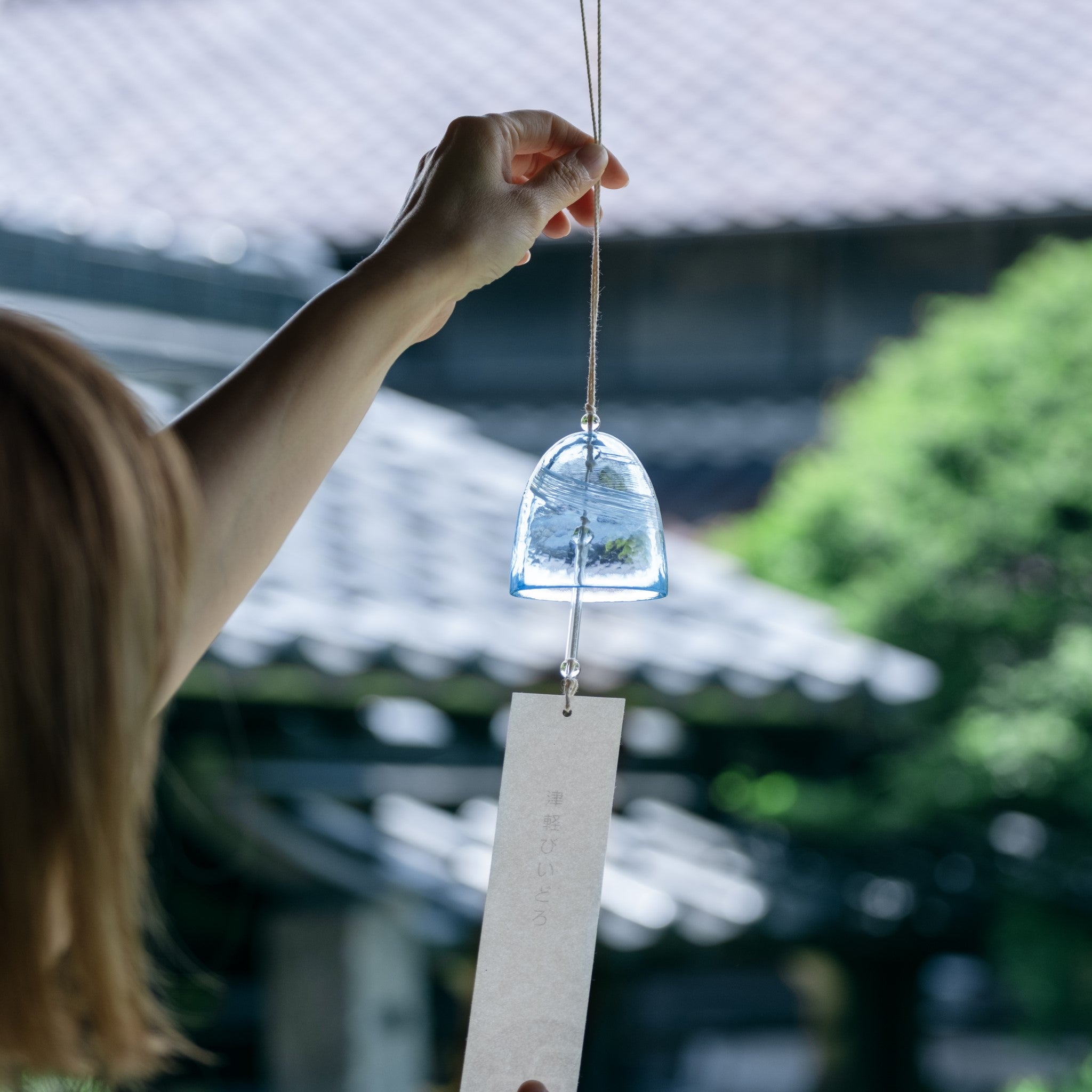 津軽びいどろ 風鈴 涼 渓流 窓際に吊るされた風鈴の画像