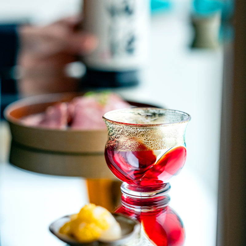 津軽びいどろ 盃12ヶ月コレクション 4月花見 日本酒と料理と並んでいる盃の画像
