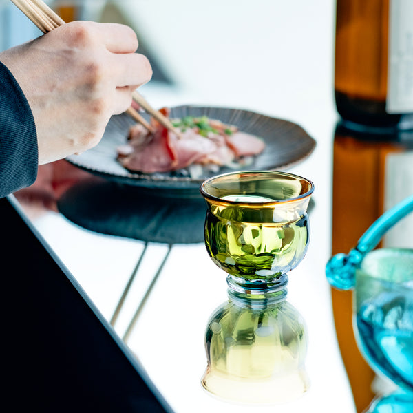 津軽びいどろ 盃12ヶ月コレクション 9月月見 日本酒と料理と並んでいる盃の画像