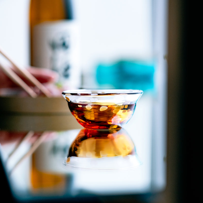 津軽びいどろ 盃12ヶ月コレクション 10月秋の空 日本酒と料理と並んでいる盃の画像