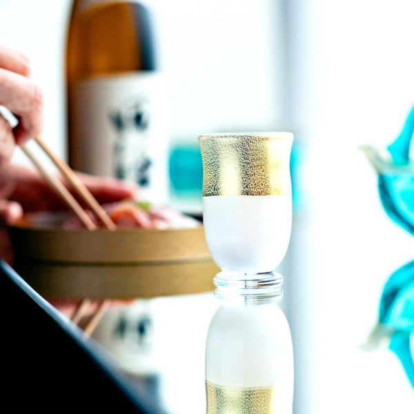 津軽びいどろ 盃12ヶ月コレクション 12月冬銀河 日本酒と料理と並んでいる盃の画像