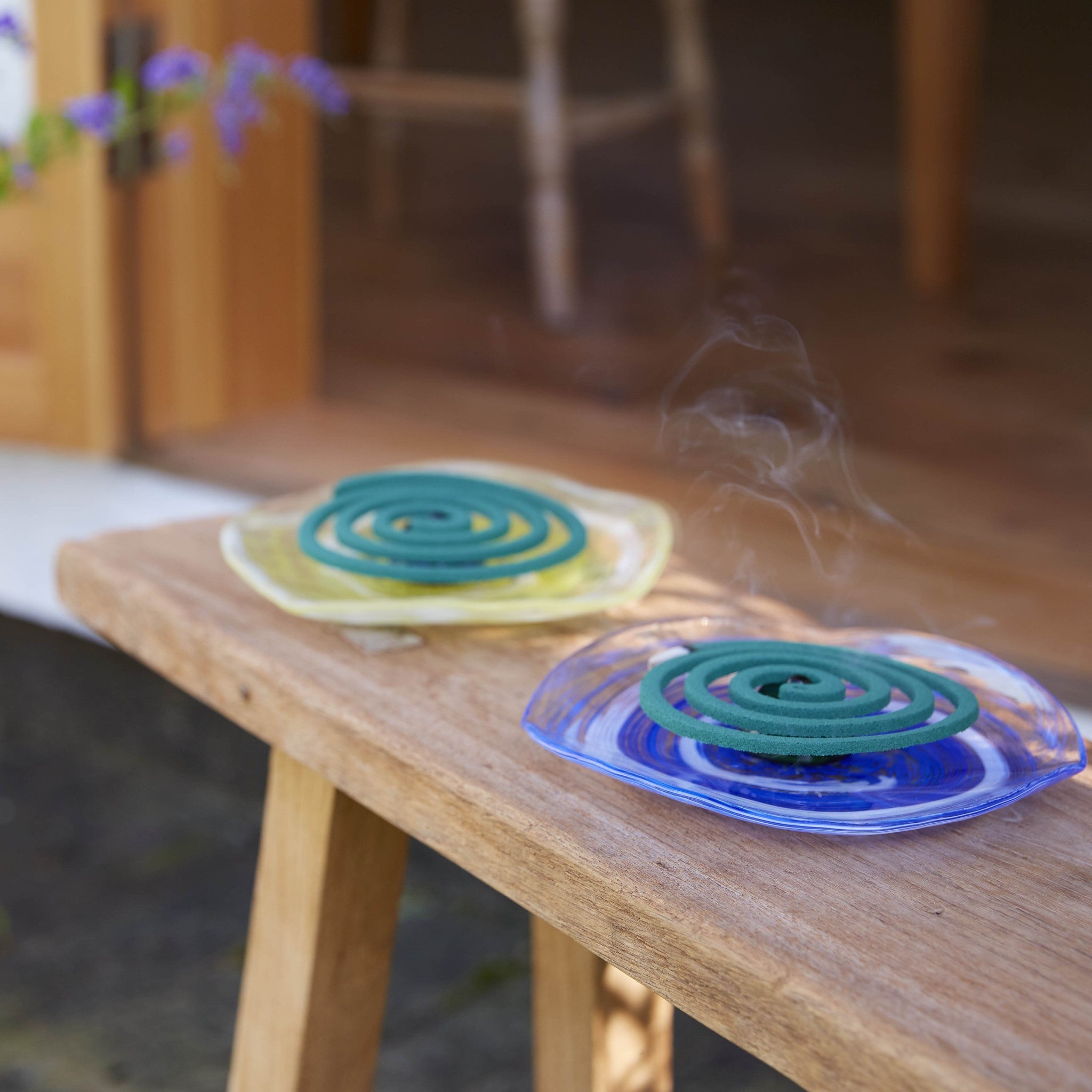 津軽びいどろ 蚊やり 蚊遣りYE 蚊取り線香がセットされた蚊やりの画像