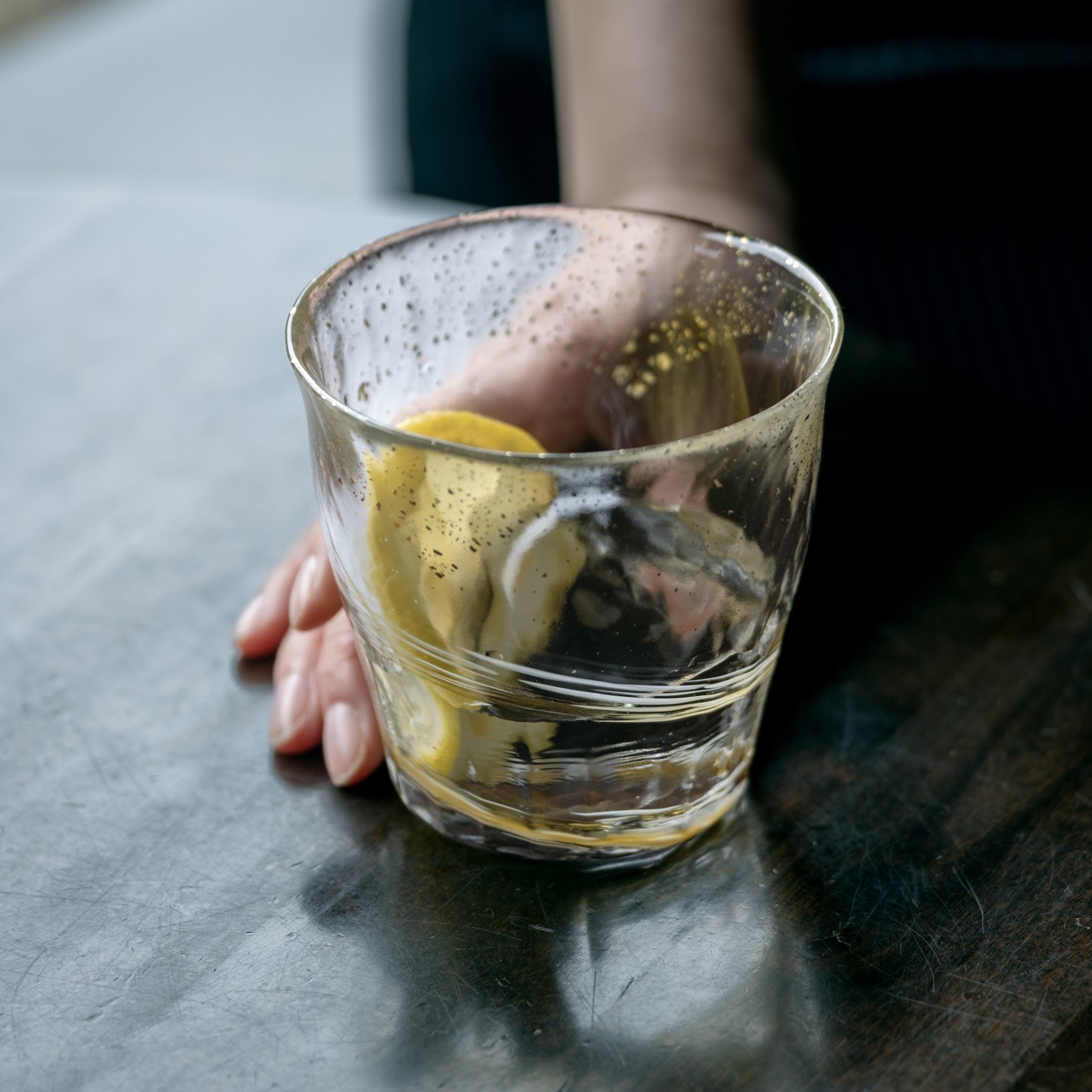 津軽びいどろ 氷華 金彩ロックグラス麦 グラスを手でつかんでいる画像