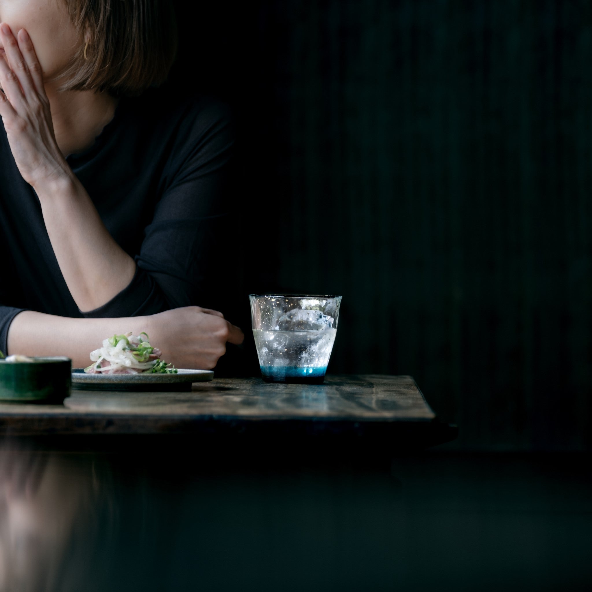 津軽びいどろ 氷華 金彩ロックグラス碧 食卓に並ぶシックなグラスの画像