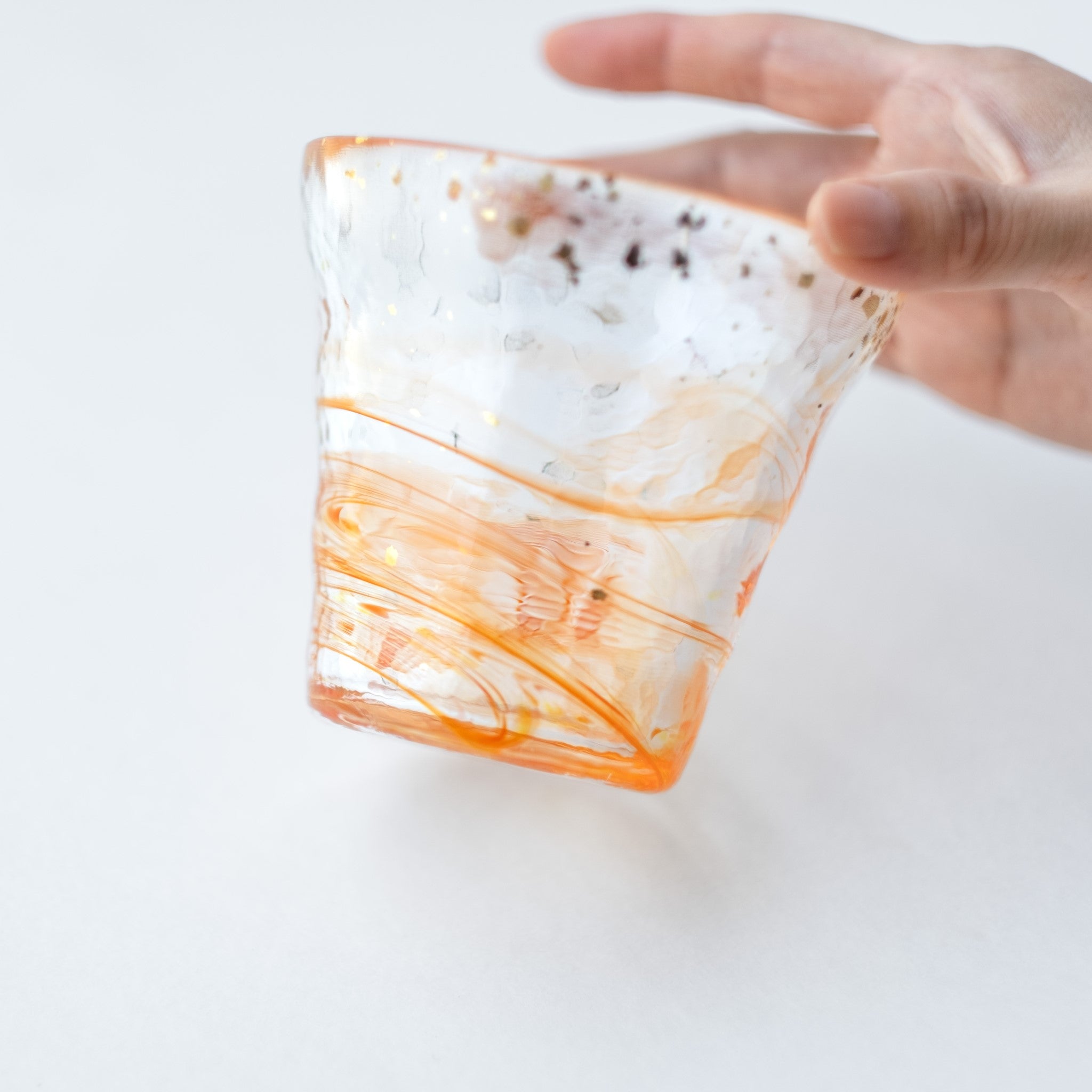 津軽びいどろ 氷華 金彩ロックグラス夕 グラスのアップ画像