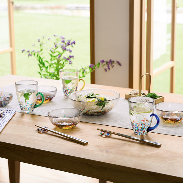 津軽びいどろ NEBUTA ねぶたマグ翠 食卓に並ぶグラスやお皿の画像