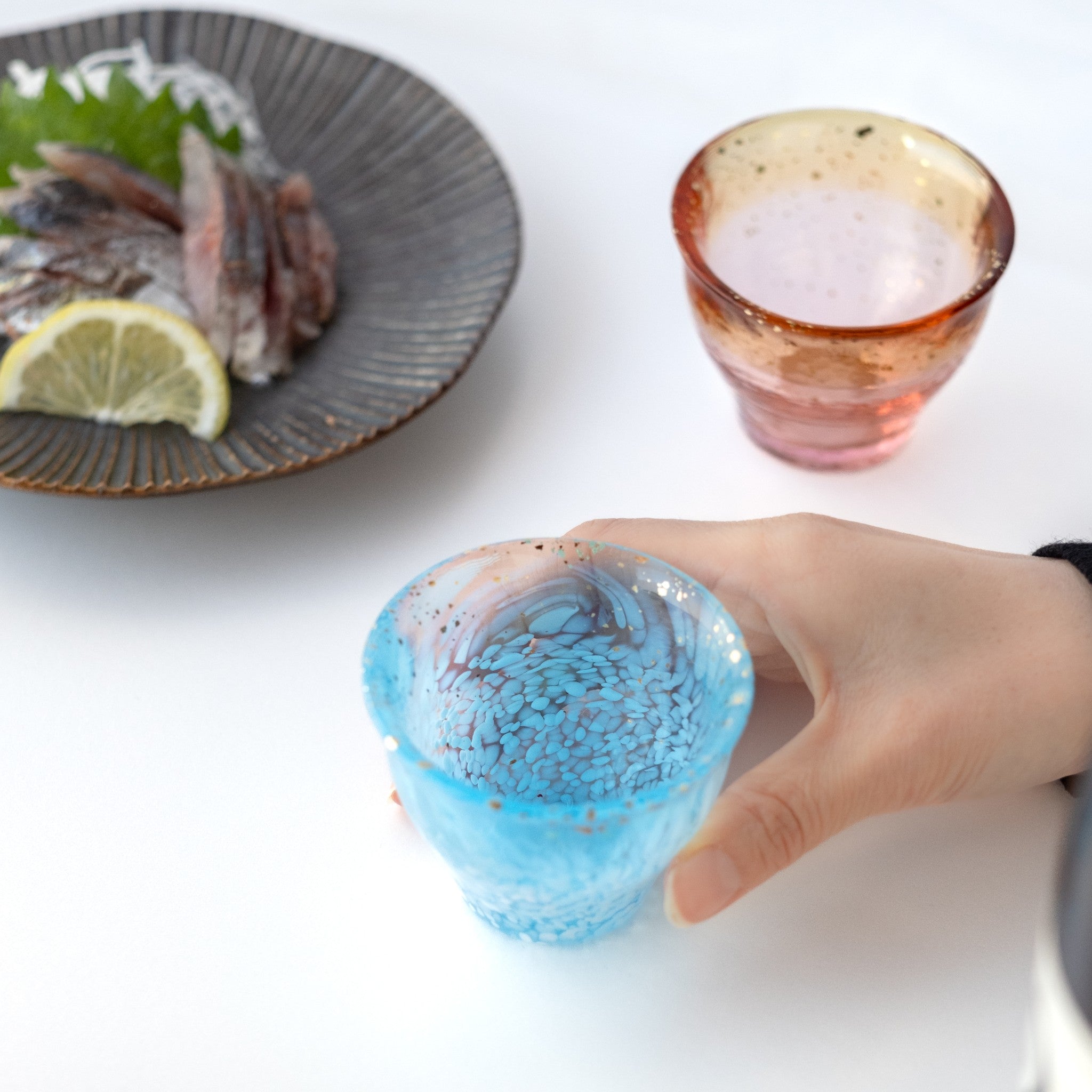 津軽びいどろ 金彩ぐいのみ なごり雪 | 大きいサイズのおしゃれな