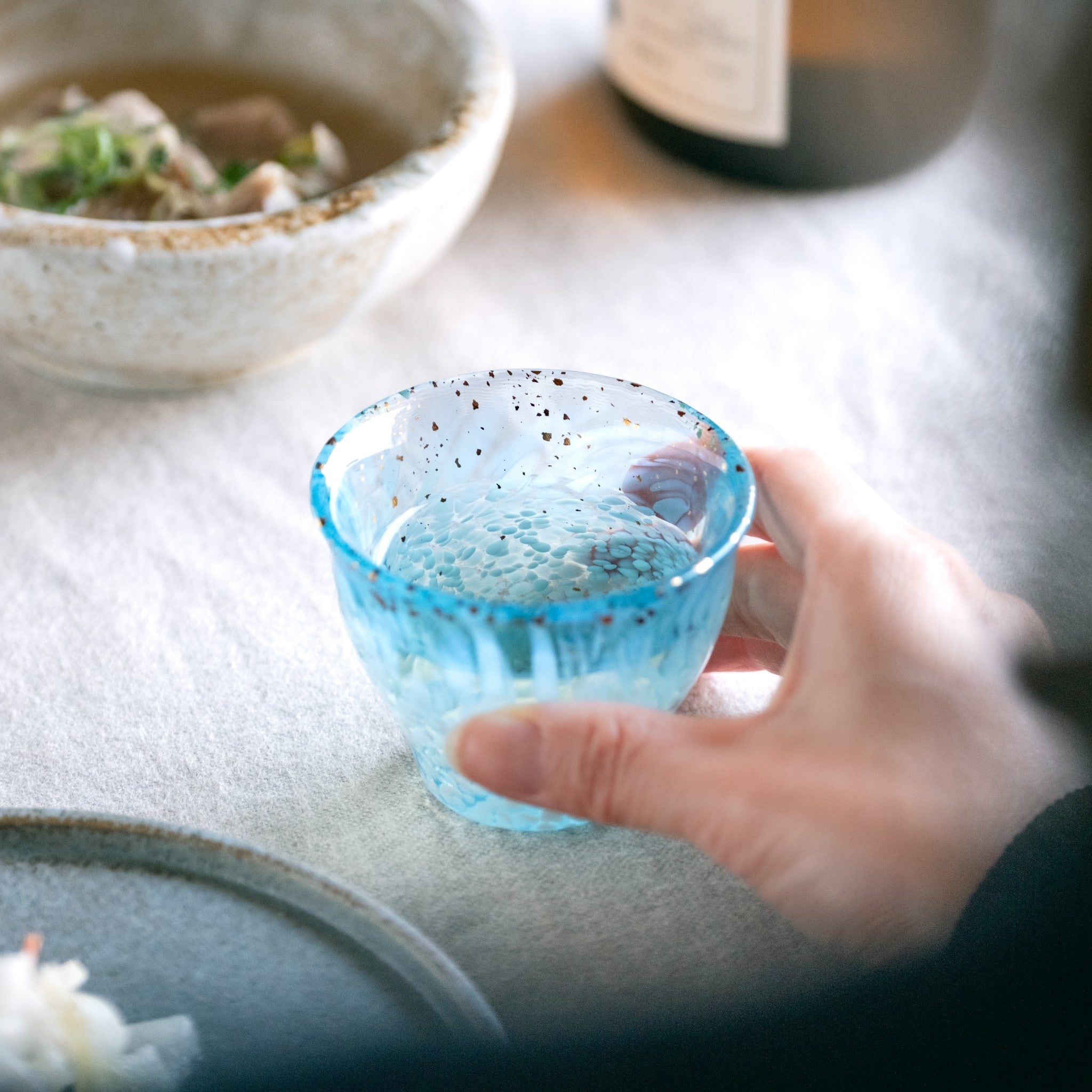 津軽びいどろ 金彩ぐいのみ なごり雪 | 大きいサイズのおしゃれな