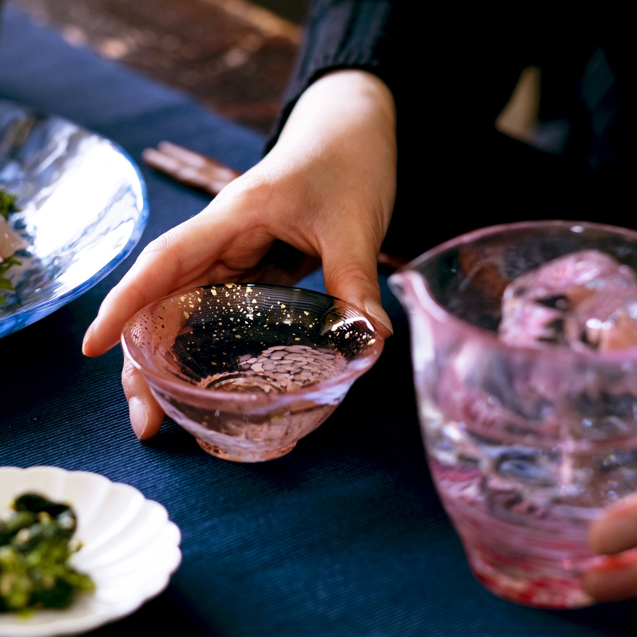 津軽びいどろ 爽華 金彩 盃 花霞 木箱入 片口で盃に日本酒を注いでいる画像