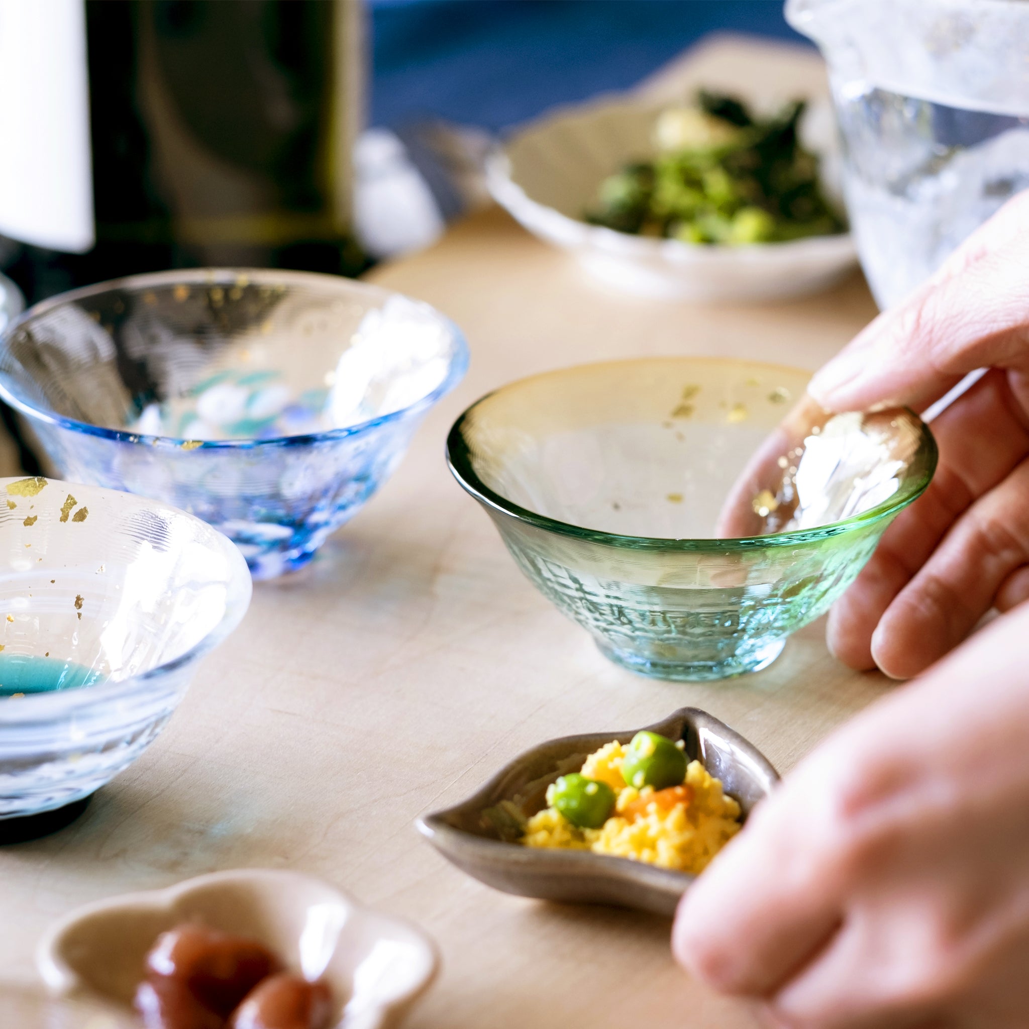 津軽びいどろ 爽華 金彩 盃 月明 木箱入 料理がよそわれた小皿と盃の画像