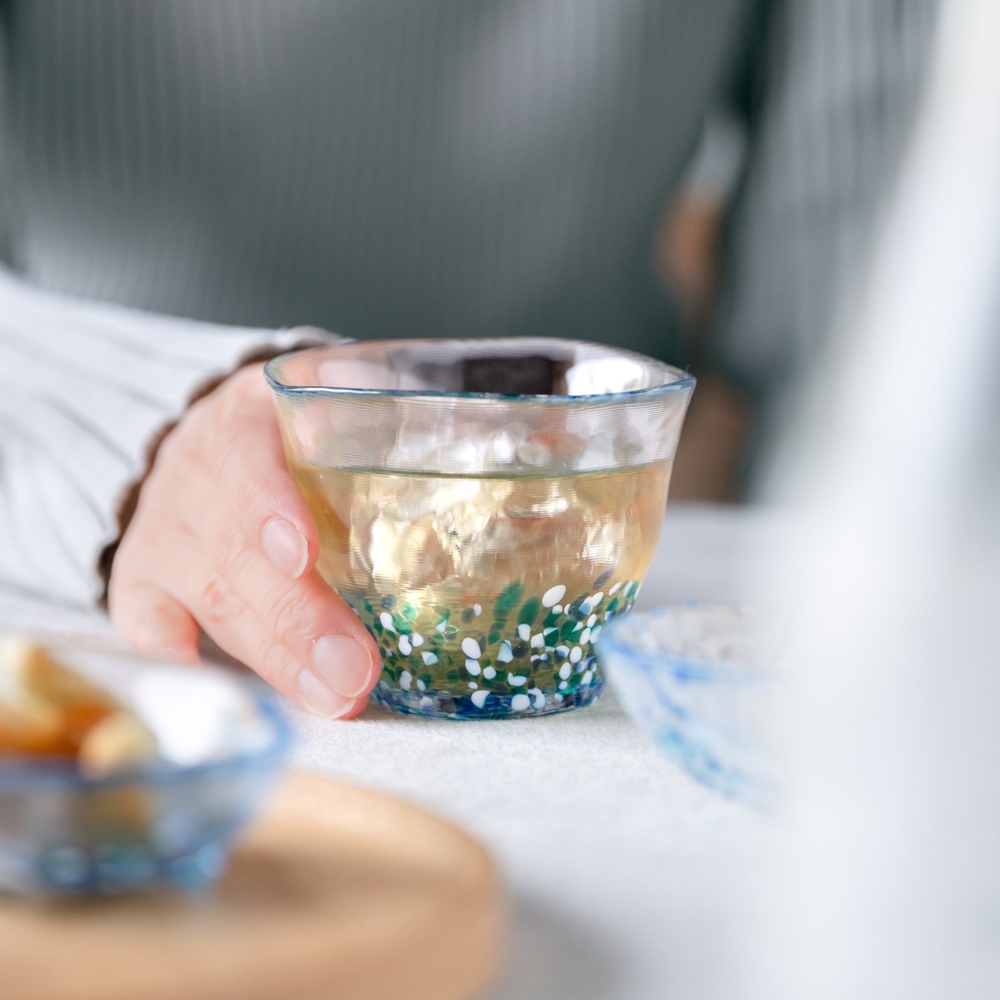 津軽びいどろ 津軽の花 フリーグラス紫陽花 お茶を入れたグラス
