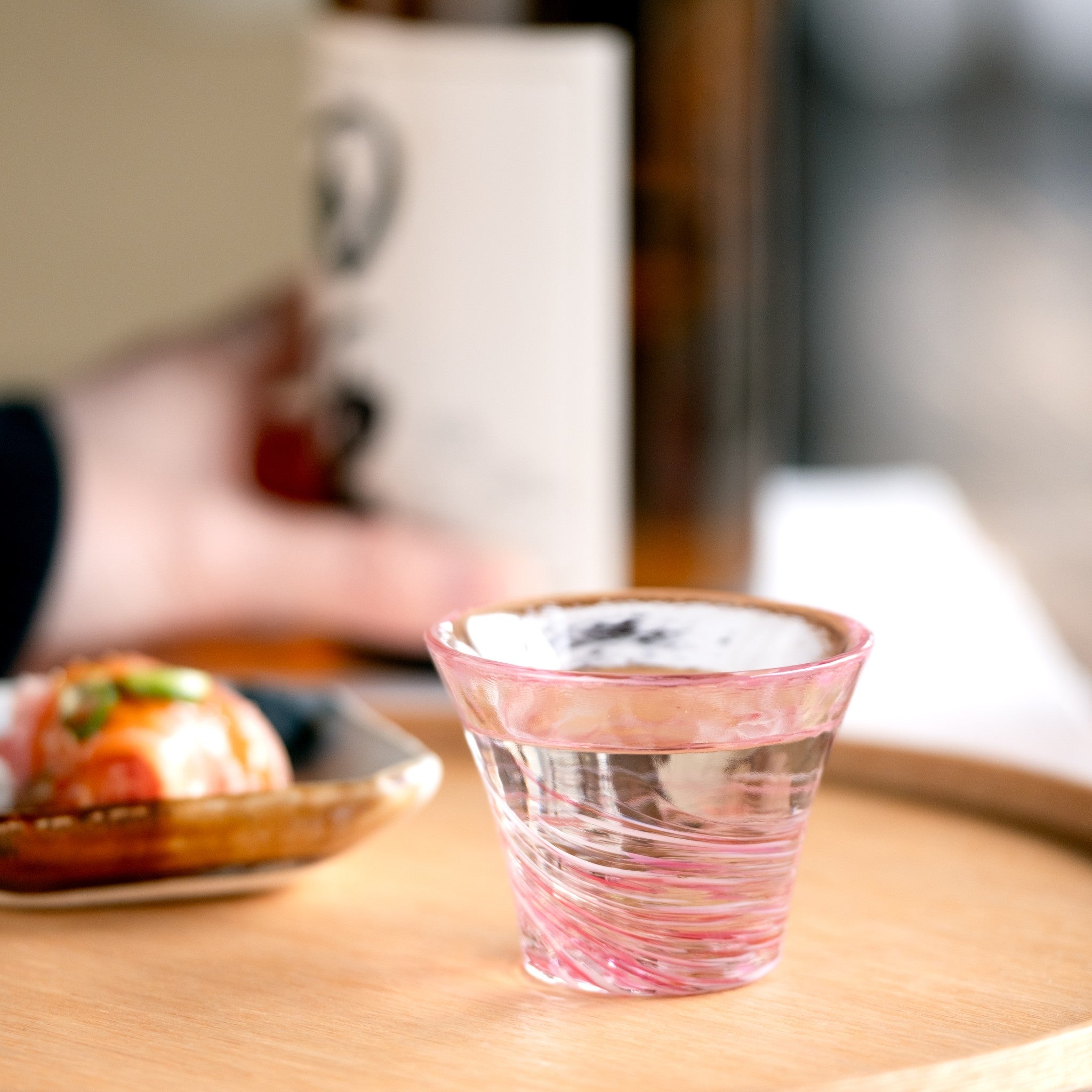 津軽びいどろ 盃コレクション 盃舞桜 日本酒が注がれたガラスおちょこ