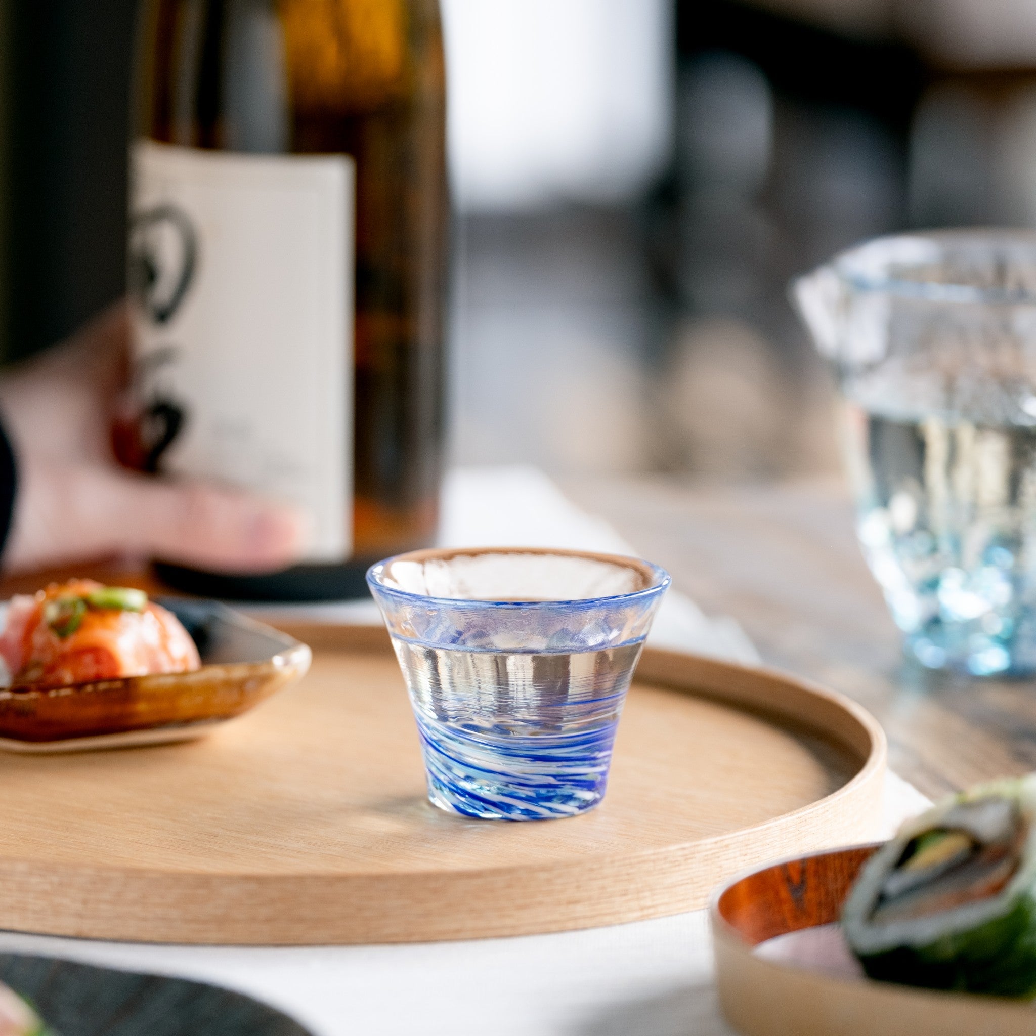 津軽びいどろ 盃コレクション 盃滝風 日本酒が注がれたガラスおちょこ