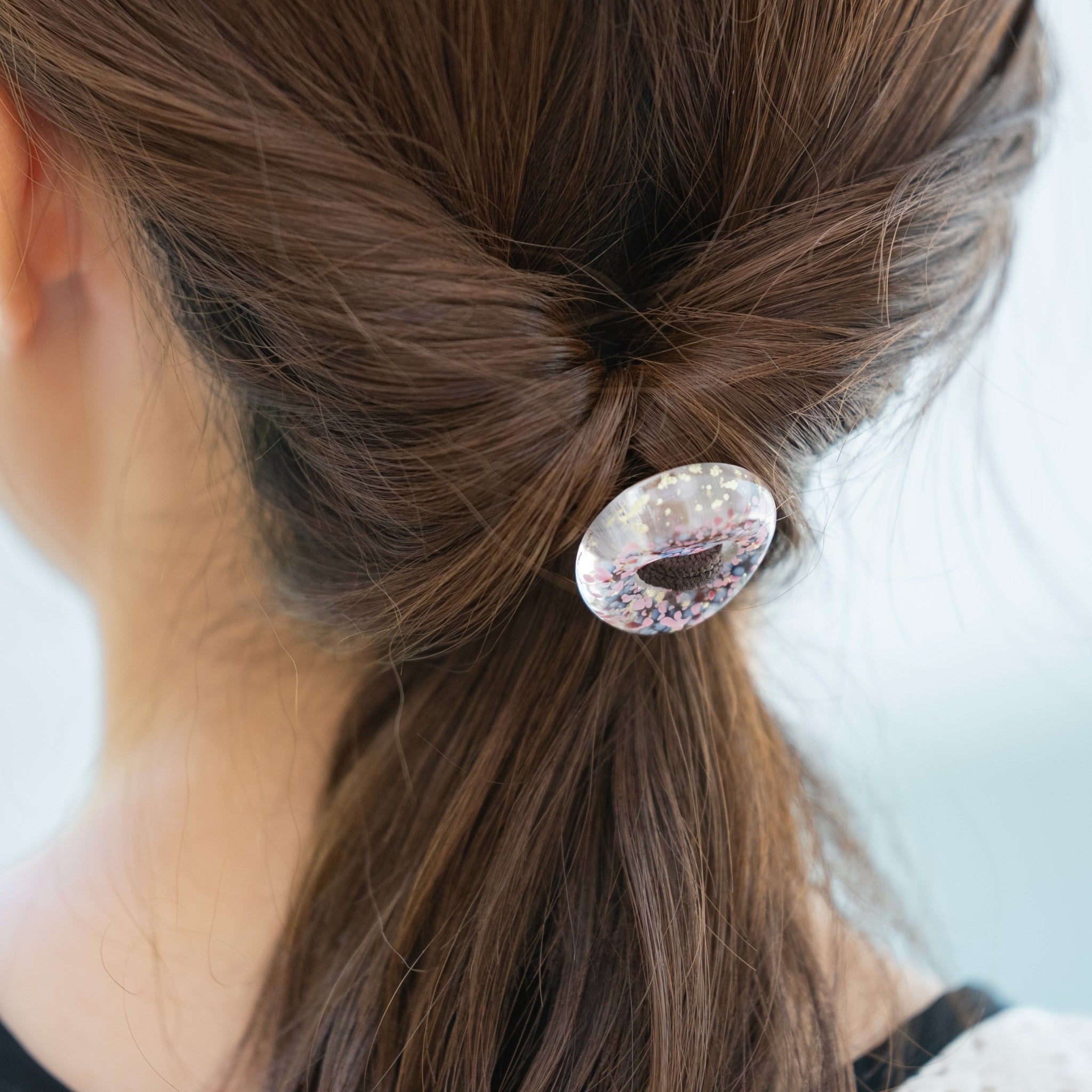 津軽びいどろ ヘアドロップ ヘアゴムさくら ガラスのアクセサリー 着用画像