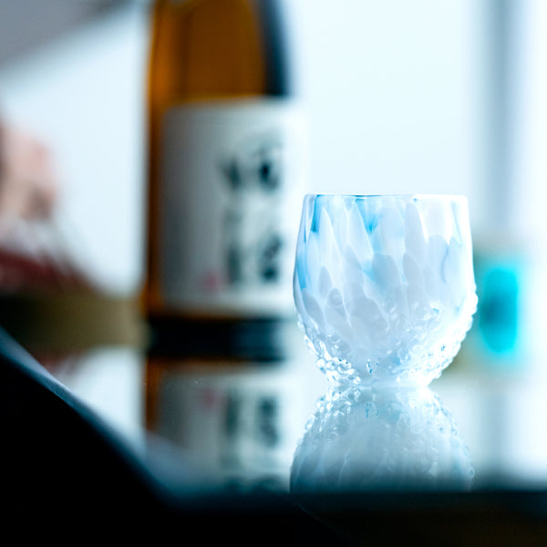 津軽びいどろ 盃12ヶ月コレクション 1月雪見 盃が日本酒と並んでいる画像