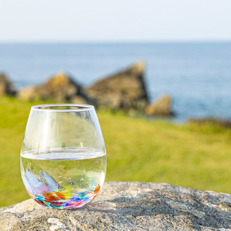 津軽びいどろ ねぶたあかり ロックグラス 彩 iro 海辺に置いているロックグラスの画像