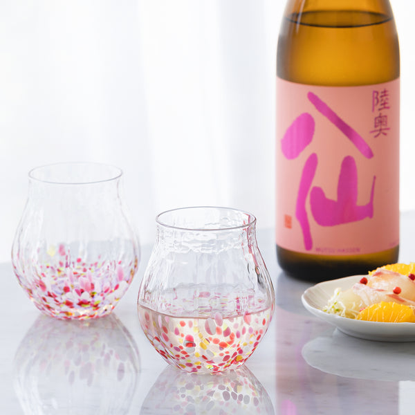 津軽びいどろ 酒器仙 果の風 日本酒と並んでいる盃の画像