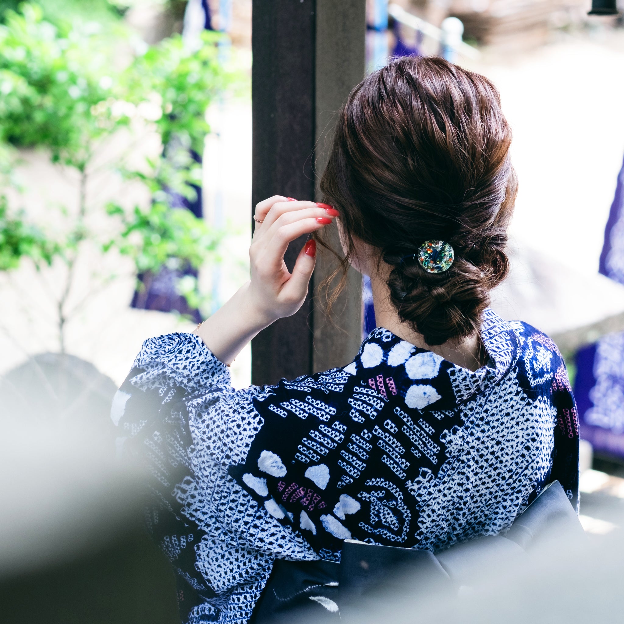 津軽びいどろ MATSURI まつり金彩ヘアゴム ヘアゴムの使用画像