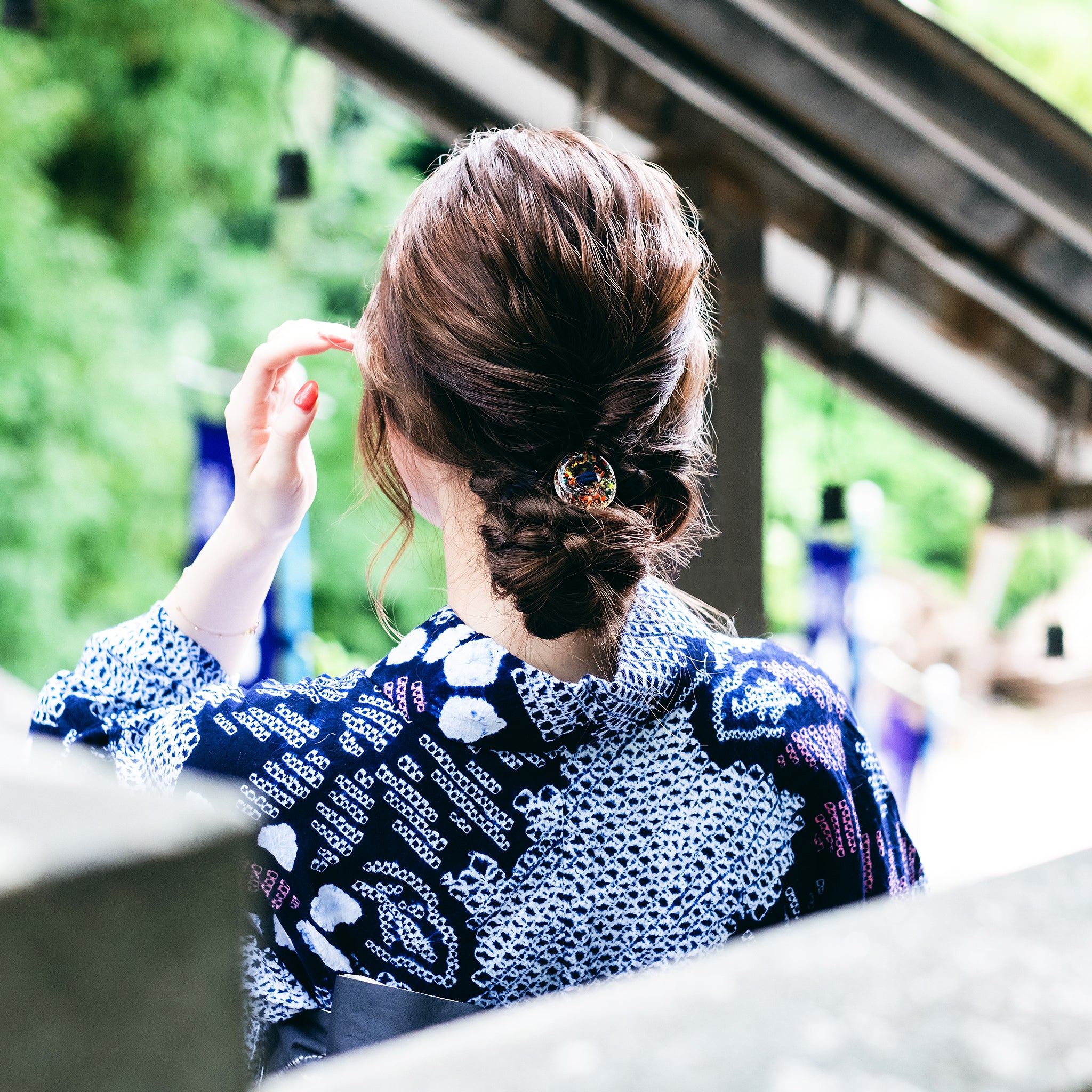 津軽びいどろ HANABI はなび金彩ヘアゴム ヘアゴムの使用画像