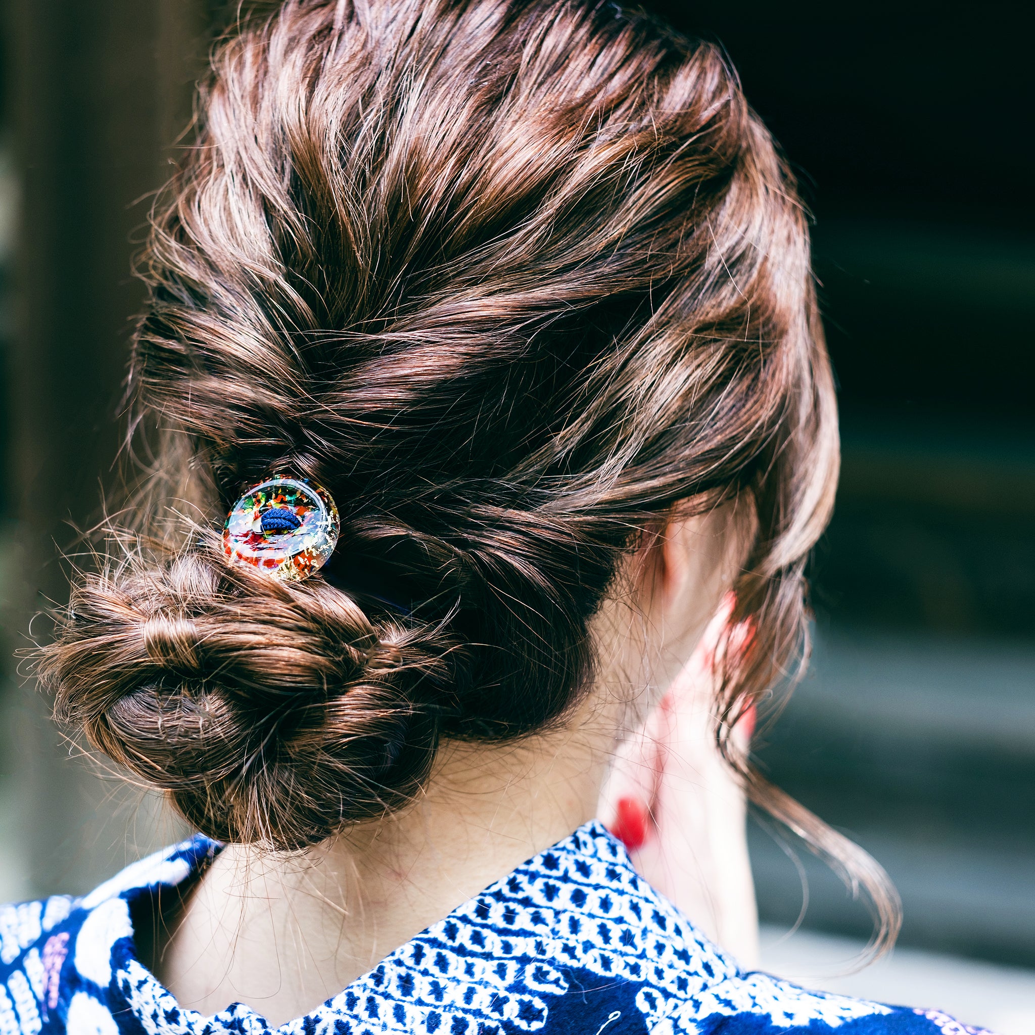 津軽びいどろ HANABI はなび金彩ヘアゴム ヘアゴムで髪を結んでいる画像