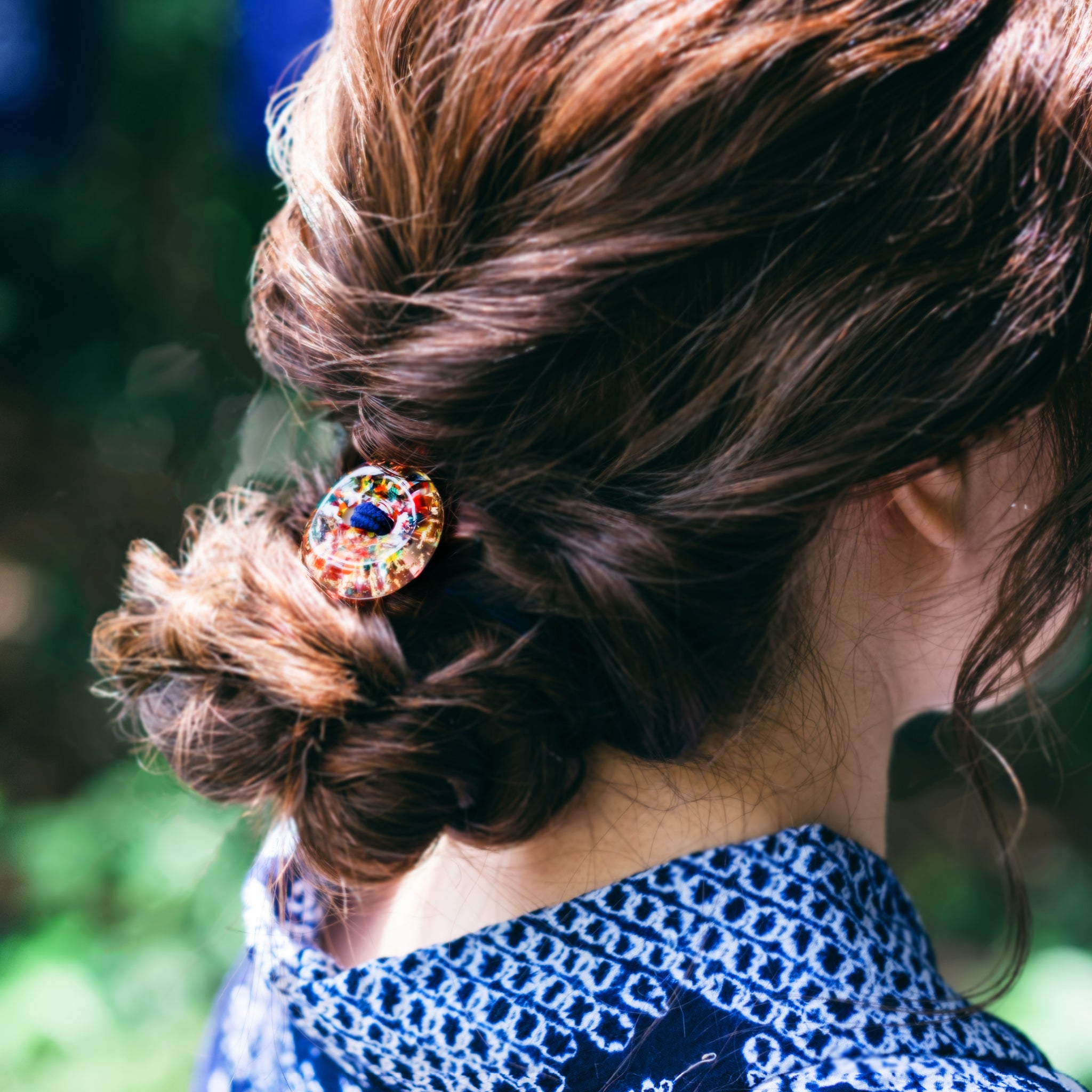 津軽びいどろ HANABI はなび金彩ヘアゴム ヘアゴムで髪を結んでいる画像