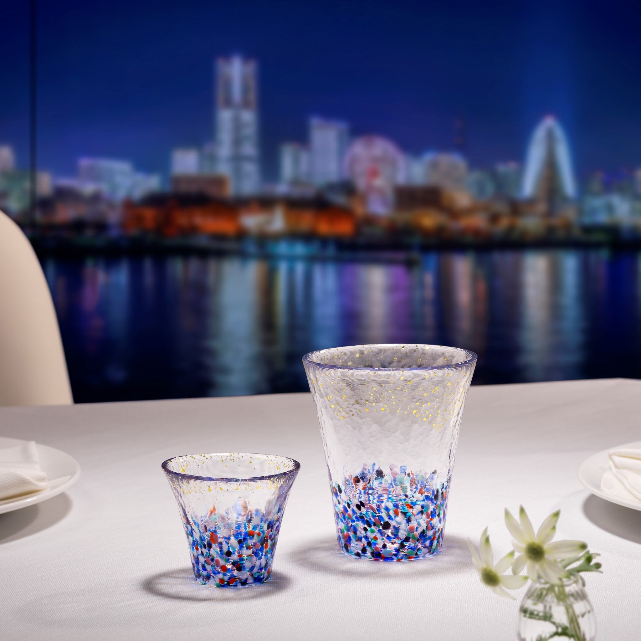 津軽びいどろ 津軽びいどろ 横浜夜景 タンブラー タンブラーとおちょこがテーブルに並んでいる画像