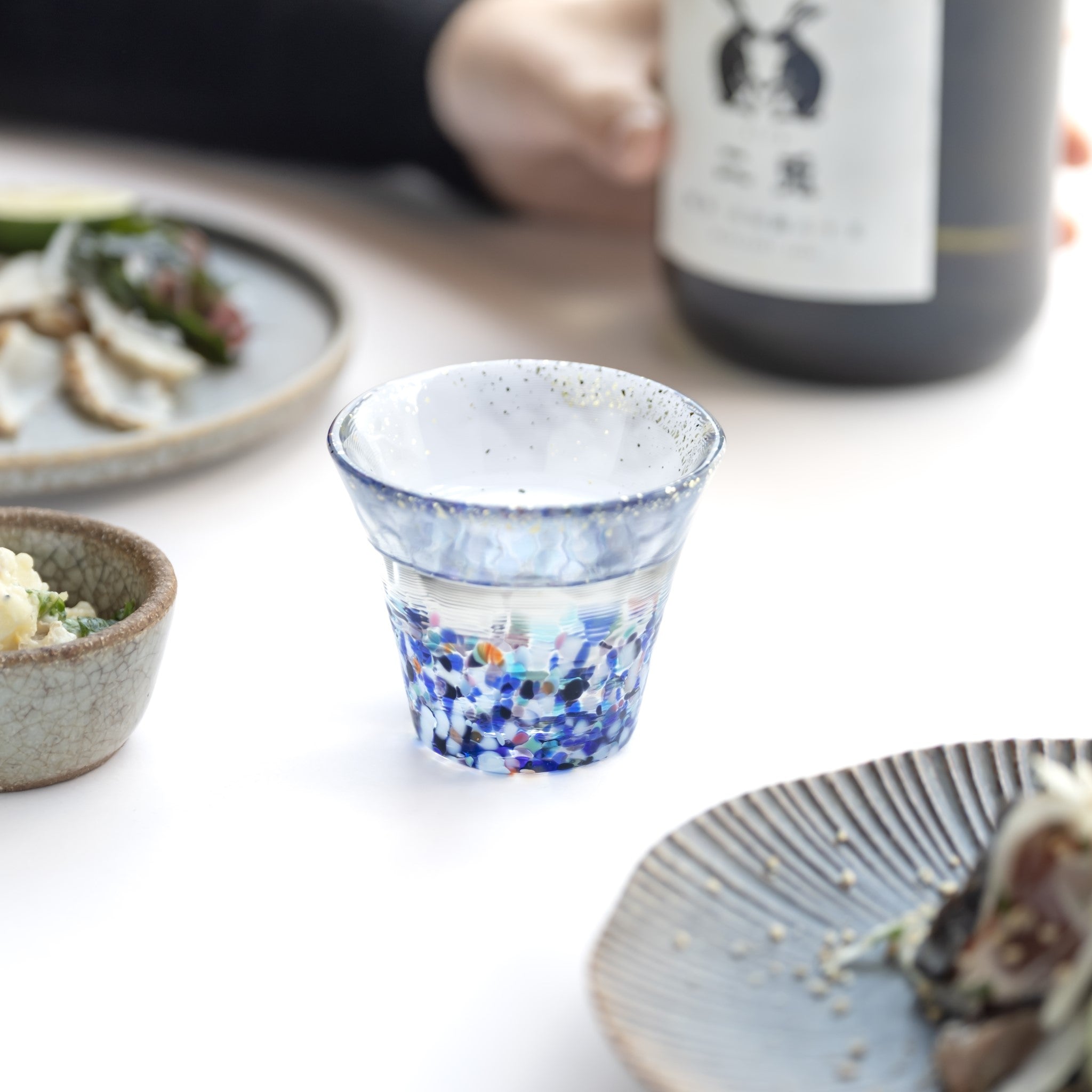 津軽びいどろ 津軽びいどろ 横浜夜景 盃 食卓に並ぶおちょこの画像