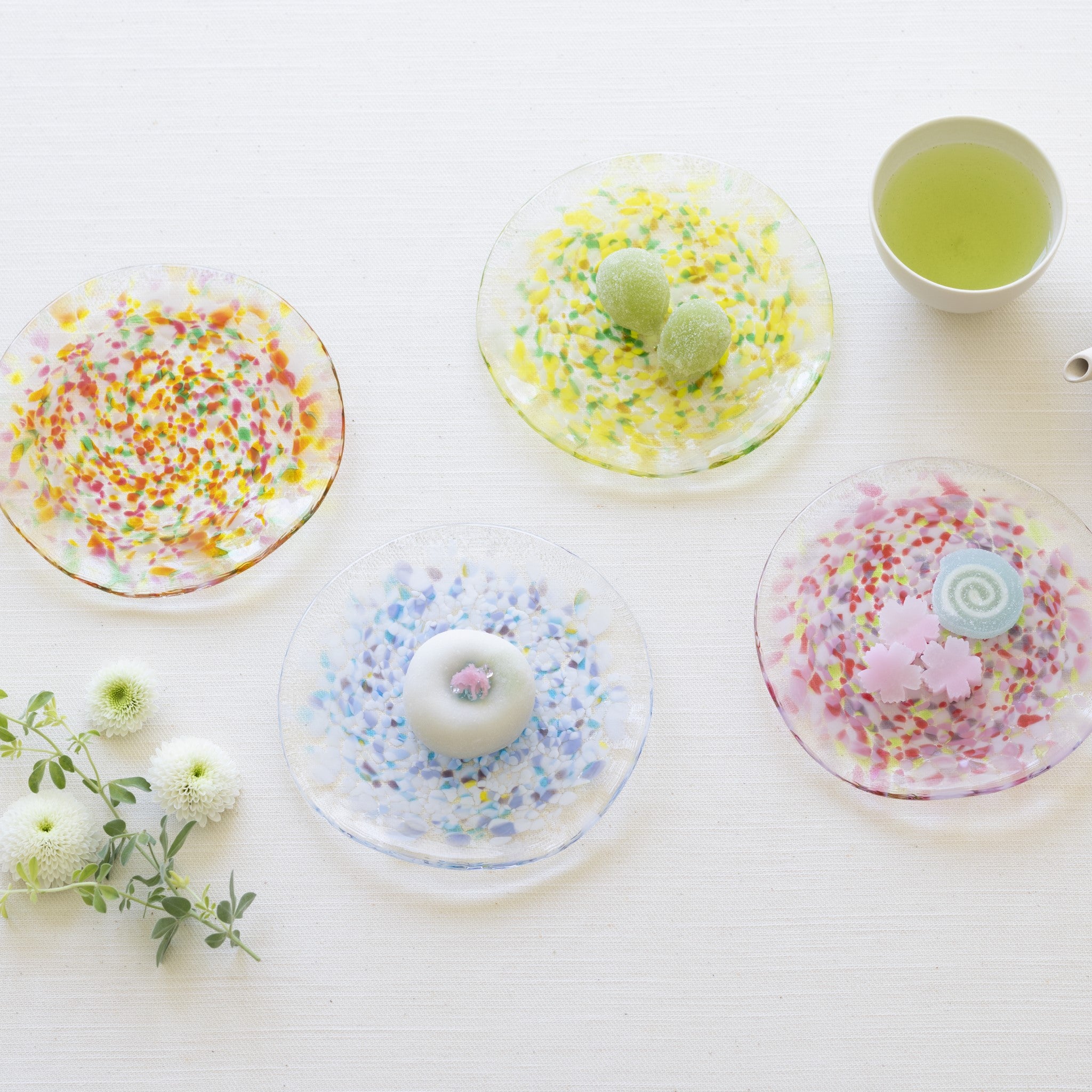 津軽びいどろ にほんの色 ふうけい 小皿 雪の灯 和菓子がよそわれた小皿がテーブルに並んでいる画像