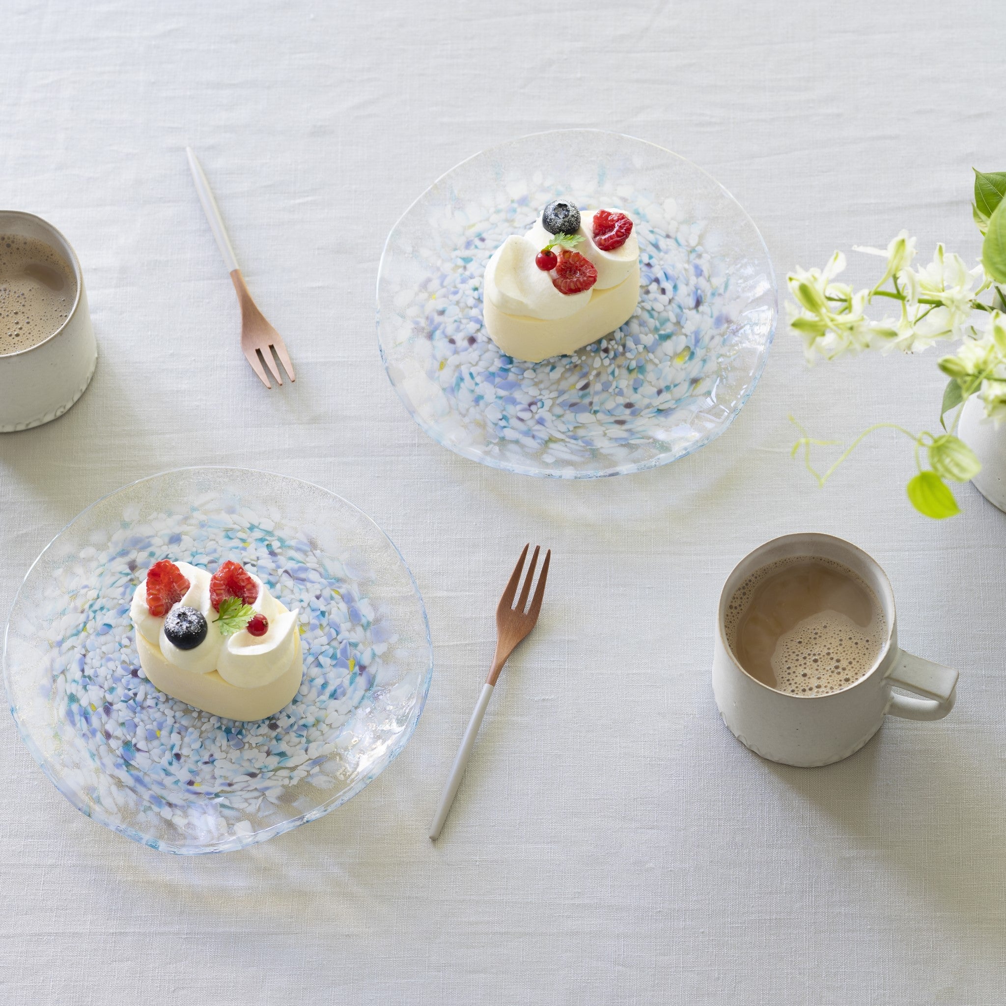 津軽びいどろオンラインショップ 津軽びいどろ にほんの色 ふうけい 皿 雪の灯 ケーキがよそわれたお皿の画像