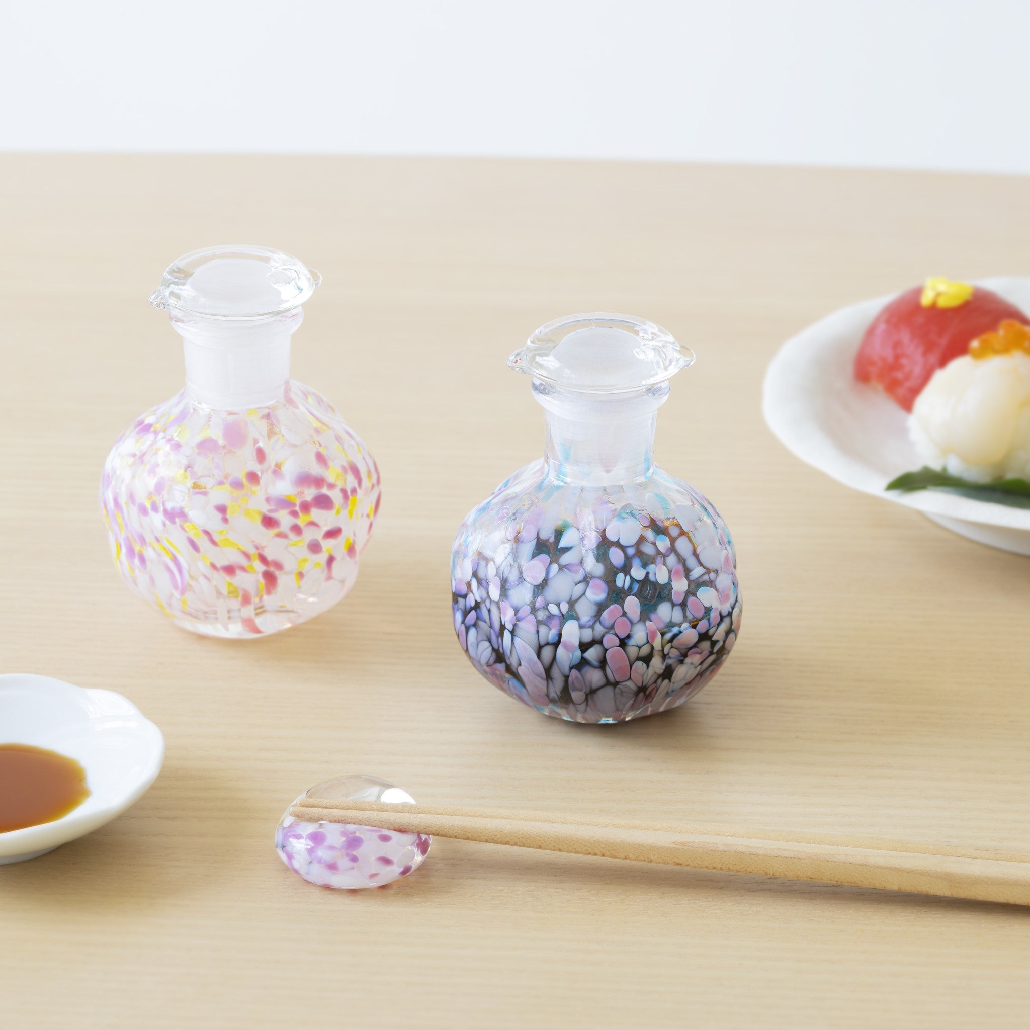 津軽びいどろ さくらさくら 桜と菜の花 醤油差し 食卓に並ぶ醤油差しの画像