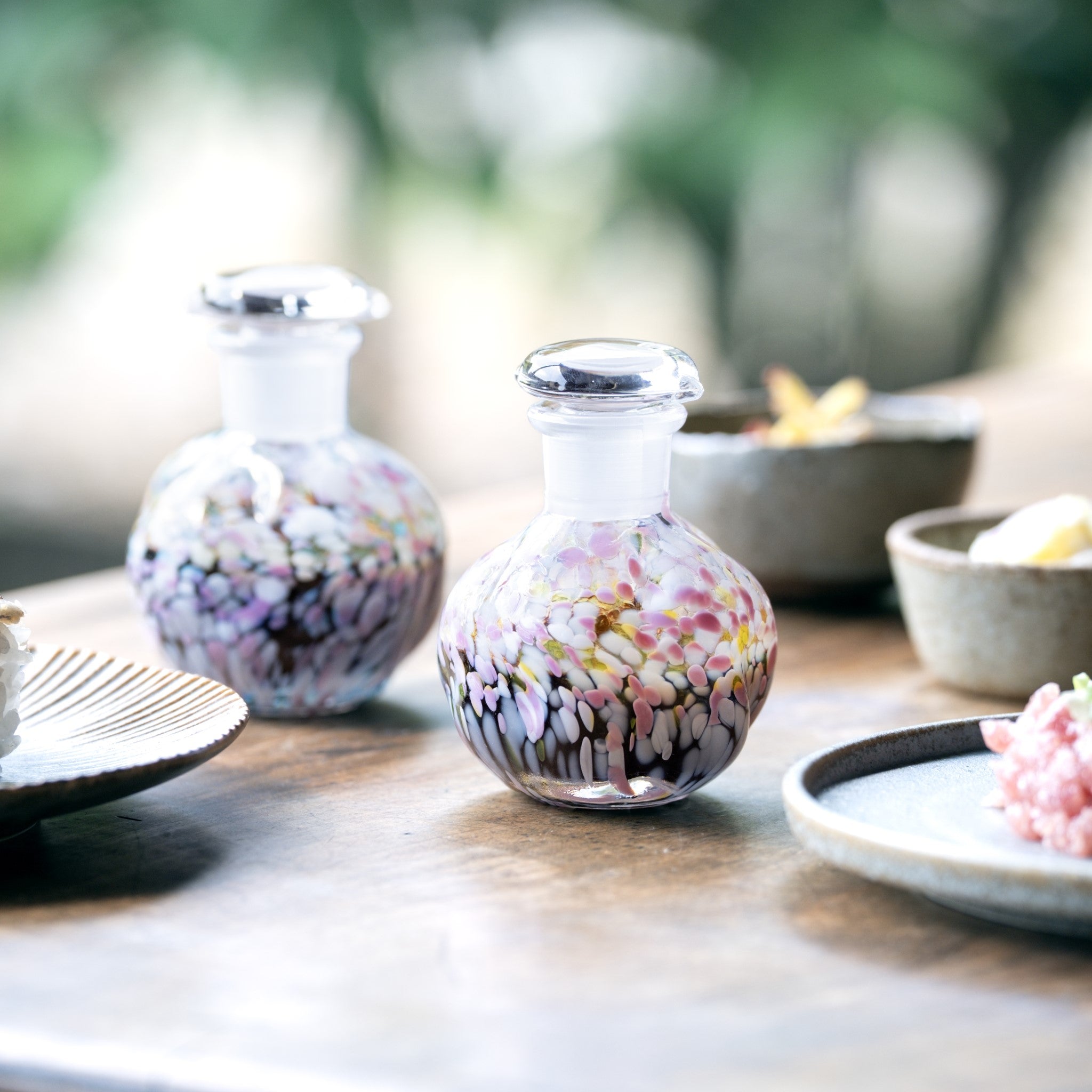 津軽びいどろ さくらさくら 桜と菜の花 醤油差し 食卓に並ぶ醤油差しの画像