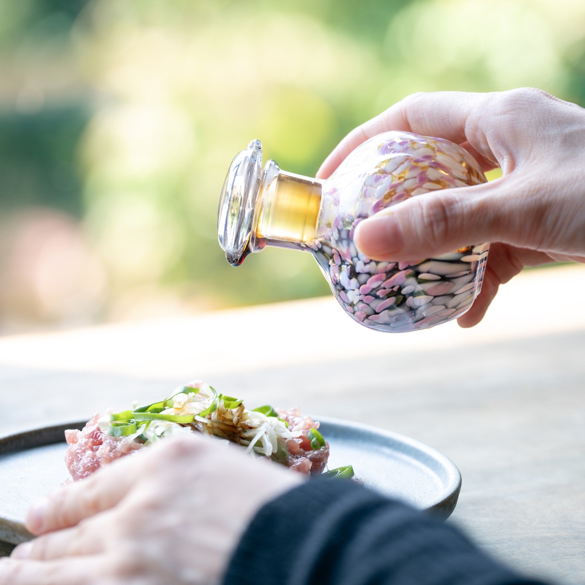 津軽びいどろ さくらさくら 桜と菜の花 醤油差し 醤油差しを傾けている画像