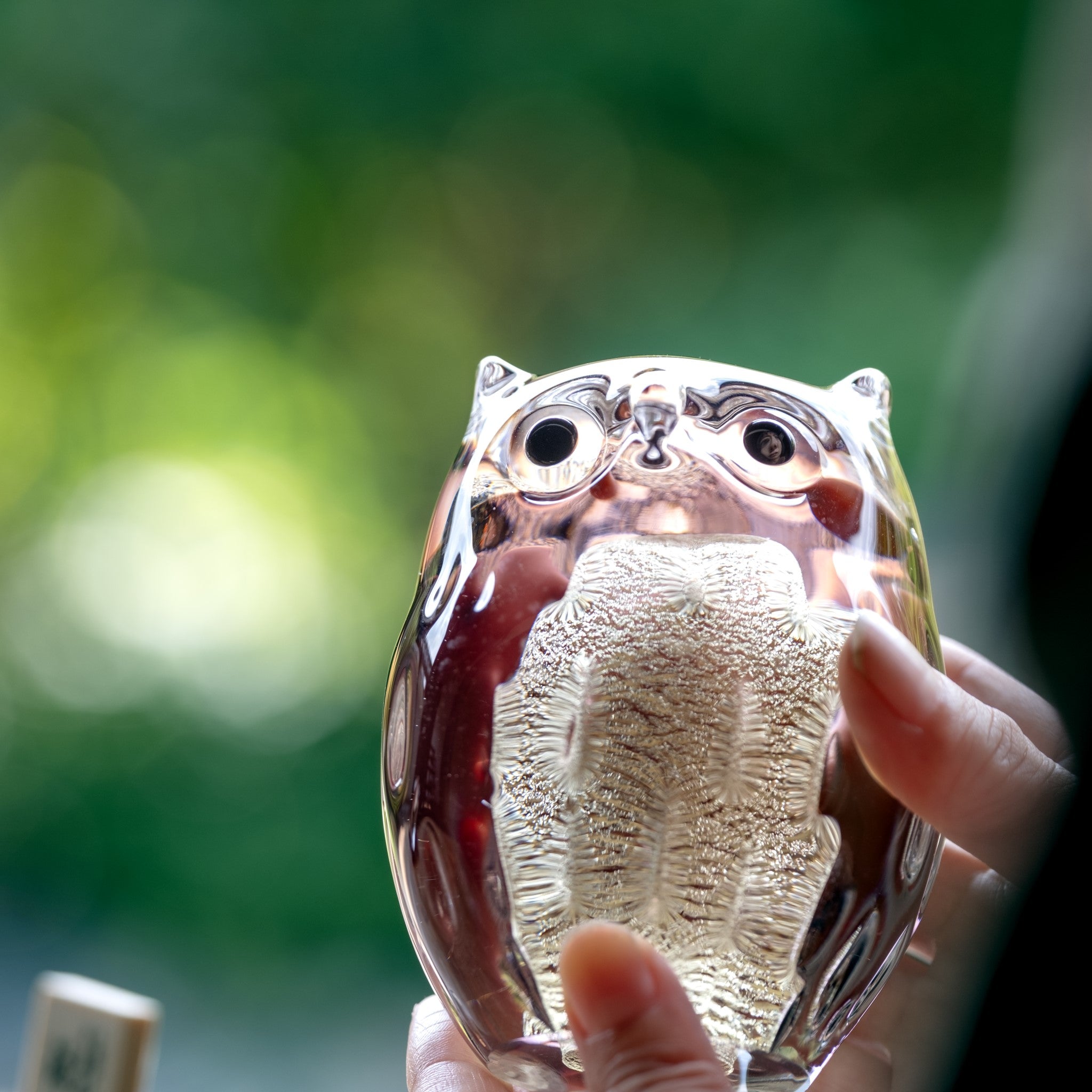 津軽びいどろ 親ふくろう (紫暮) ハンドメイドで作られたふくろうのガラス置物