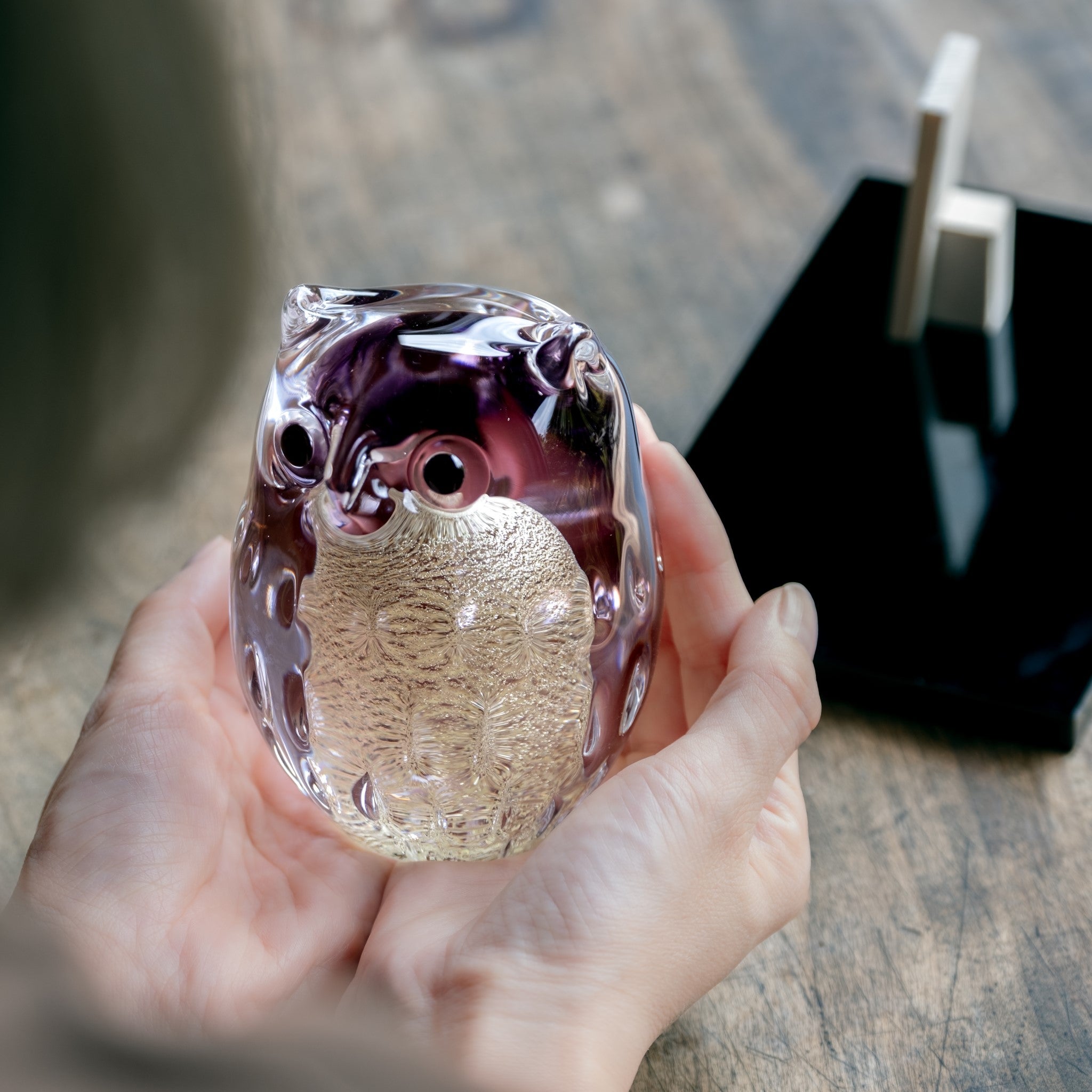 津軽びいどろ ガラス オーナメント 親ふくろう 紫暮 | ふくろうの置物