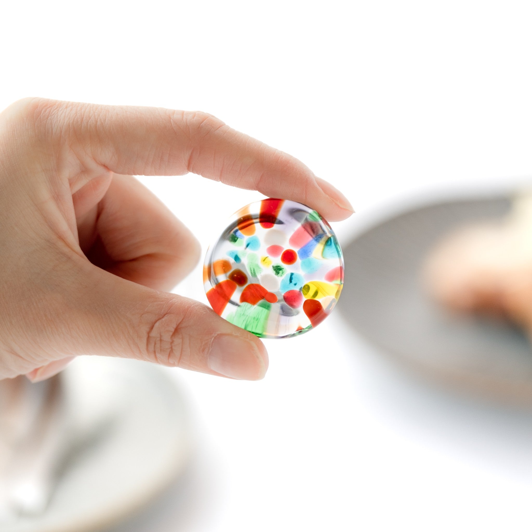 津軽びいどろ NEBUTA ねぶた箸置箸セット カラフルなガラス箸置きを手でつかんでいる画像