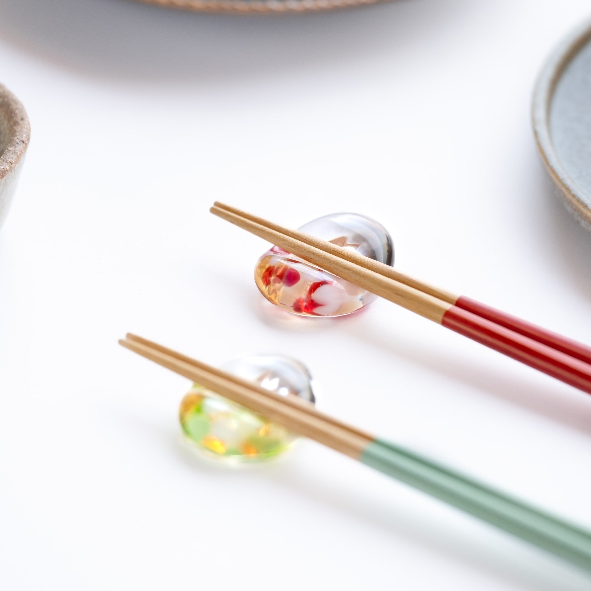 津軽びいどろ 津軽自然色りんご りんご箸置/箸セット | 結婚祝いや