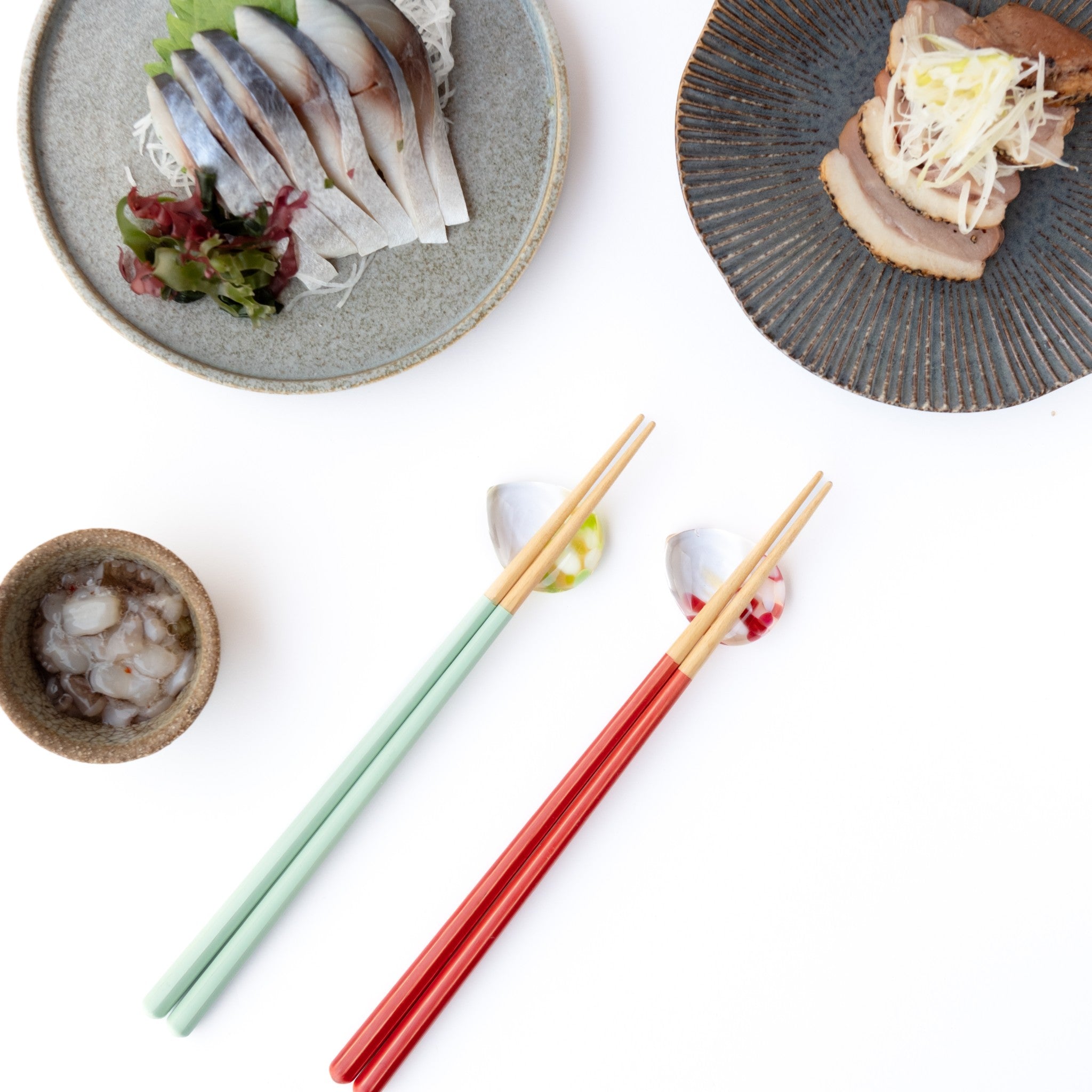 津軽びいどろ 津軽自然色りんご りんご箸置箸セット 料理と並ぶガラス箸置きと若狭塗の箸