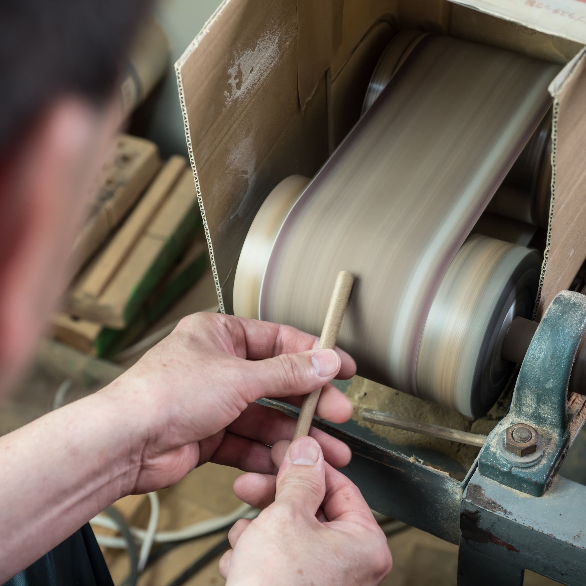 津軽びいどろ 津軽自然色りんご りんご箸置箸セット 若狭塗の箸の製造風景