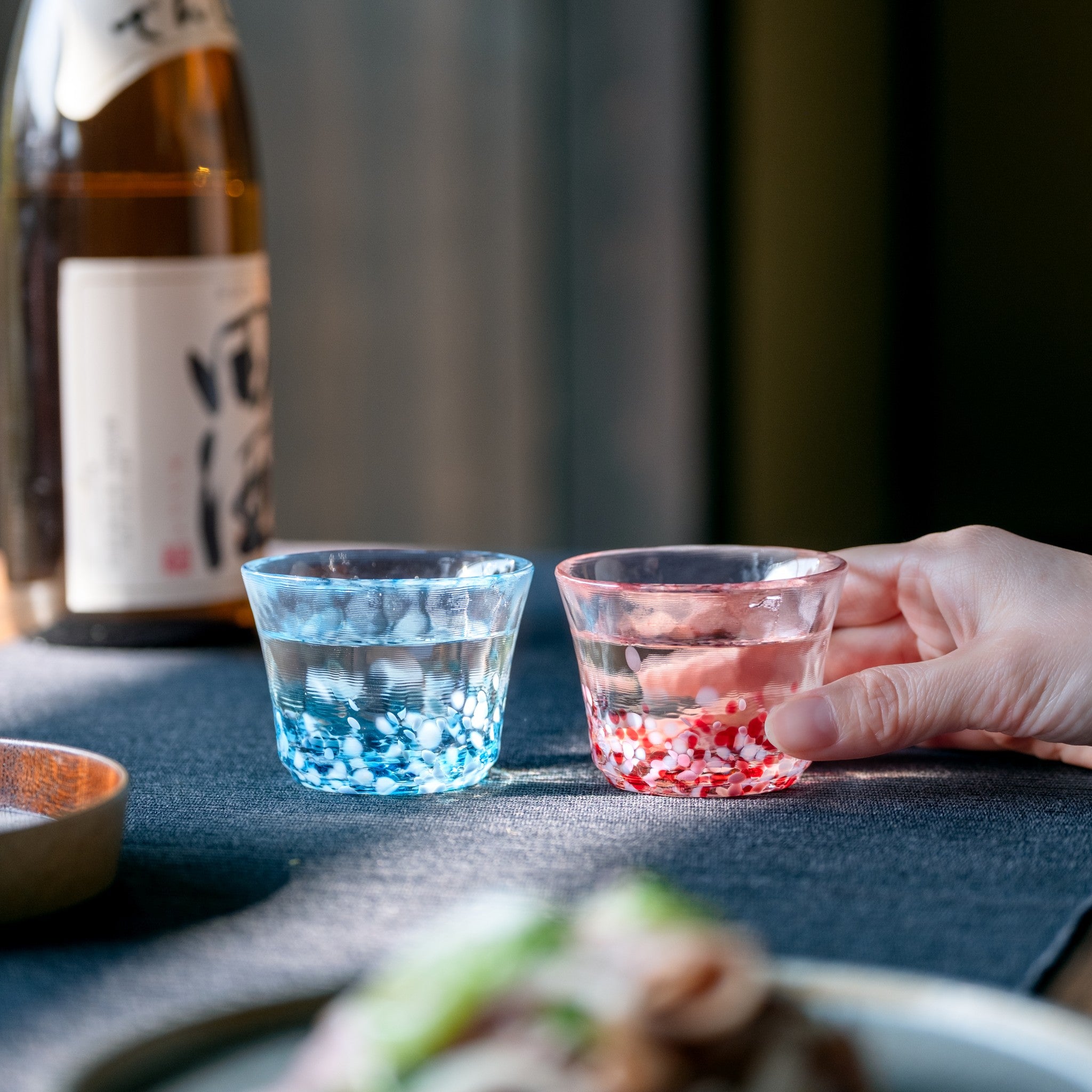 津軽びいどろ 盃ペアセット 小花/青涼 | 上品なガラスのおちょこ